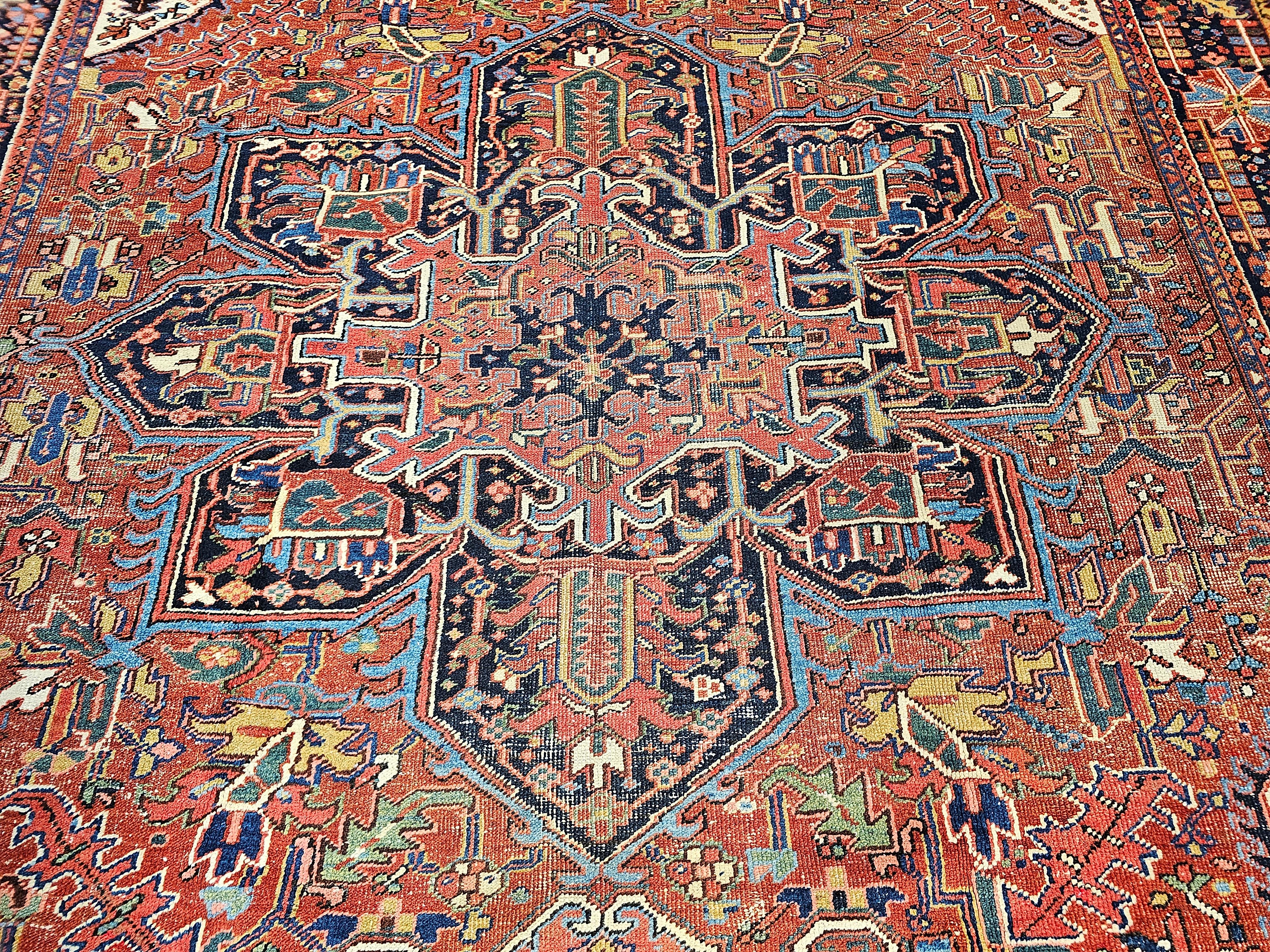 Heriz Karajah persiano d'epoca in rosso mattone, blu francese, avorio e verde. In condizioni buone in vendita a Barrington, IL