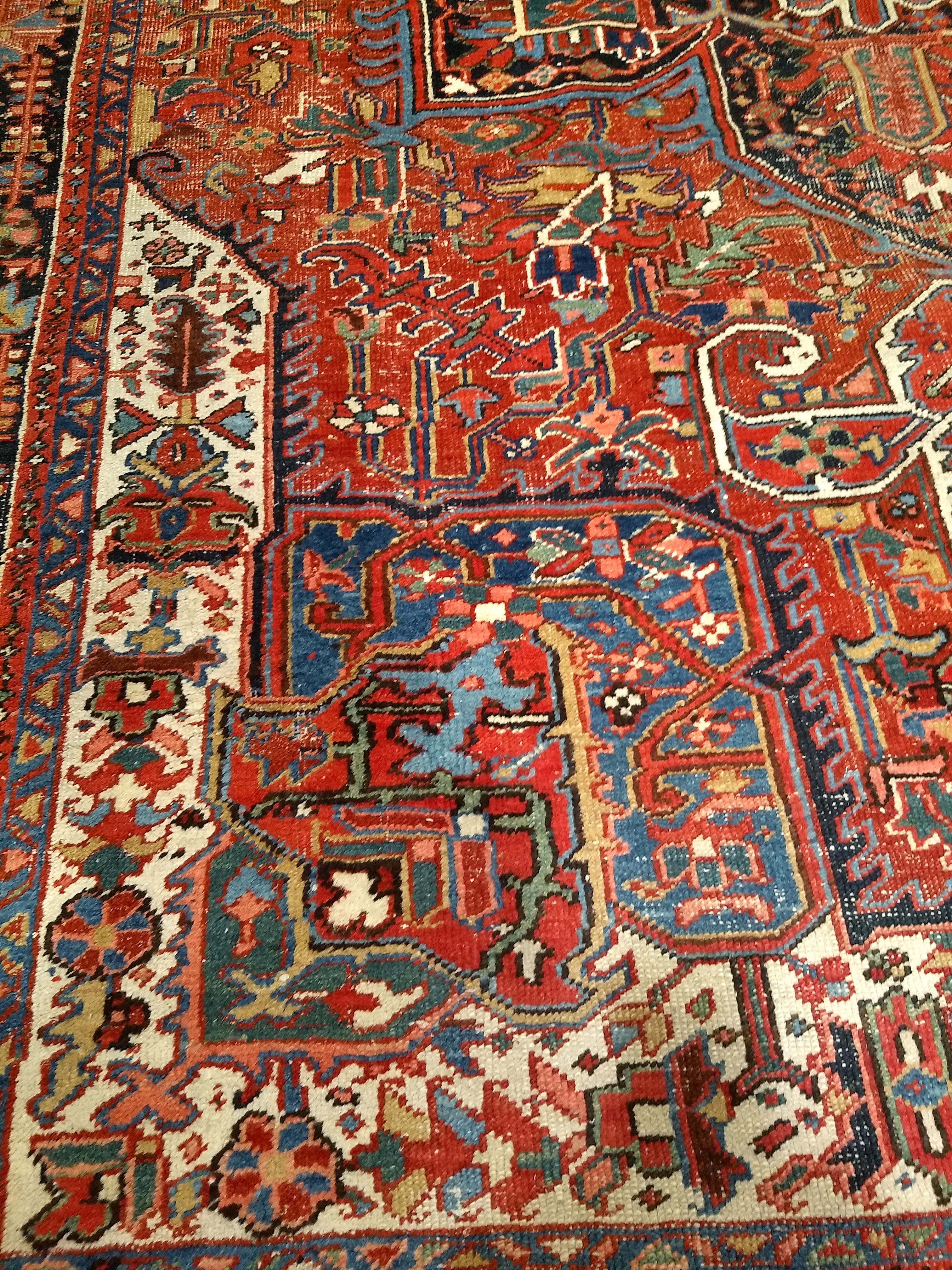 Lana Heriz Karajah persiano d'epoca in rosso mattone, blu francese, avorio e verde. in vendita