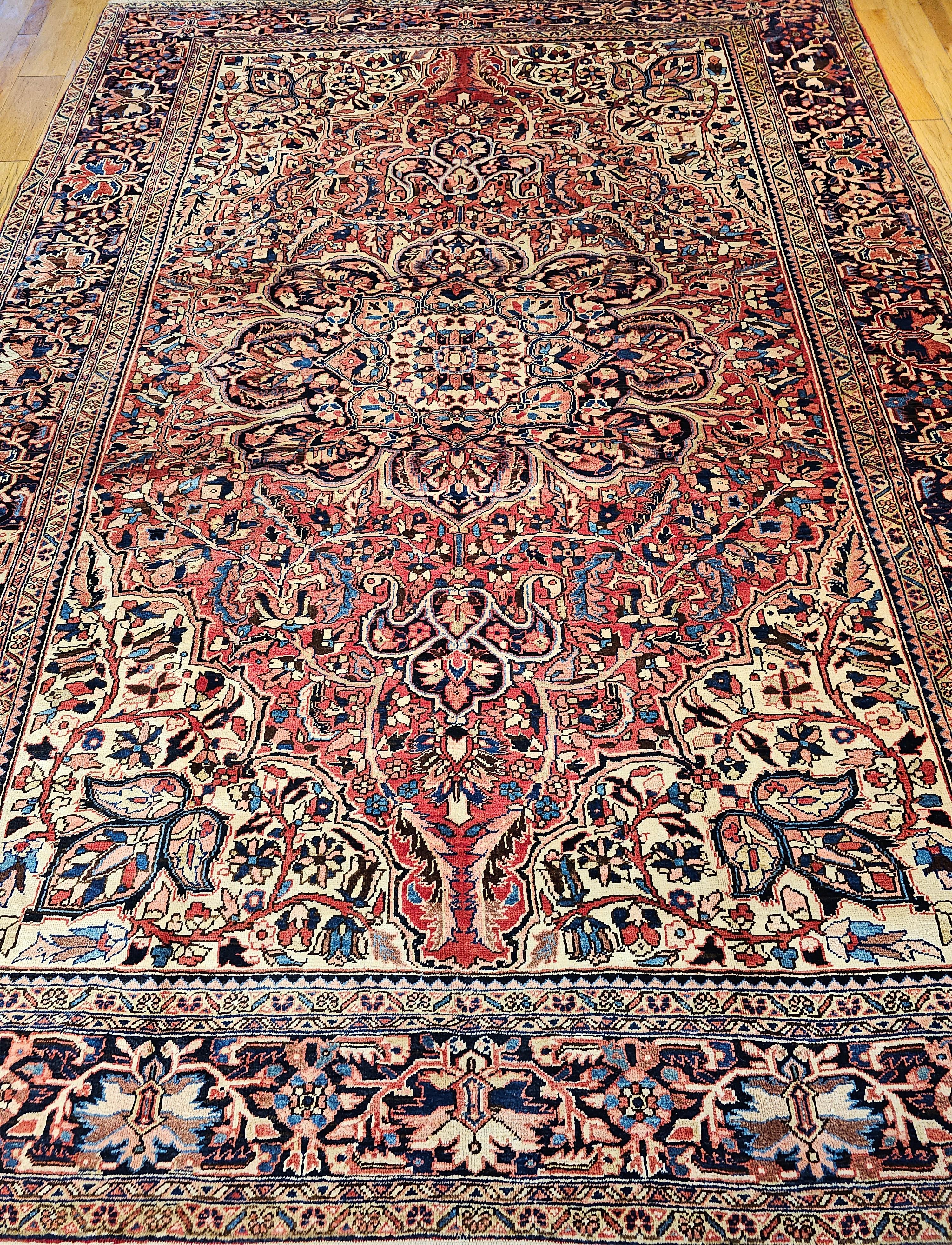 Persiano Tappeto persiano Heriz vintage a grandezza naturale in rosso, avorio, giallo, rosa, blu e blu marino in vendita