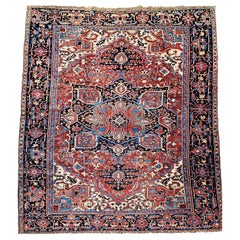 Serapi persiano Heriz d'epoca in rosso mattone, navy, verde, blu e rosa.