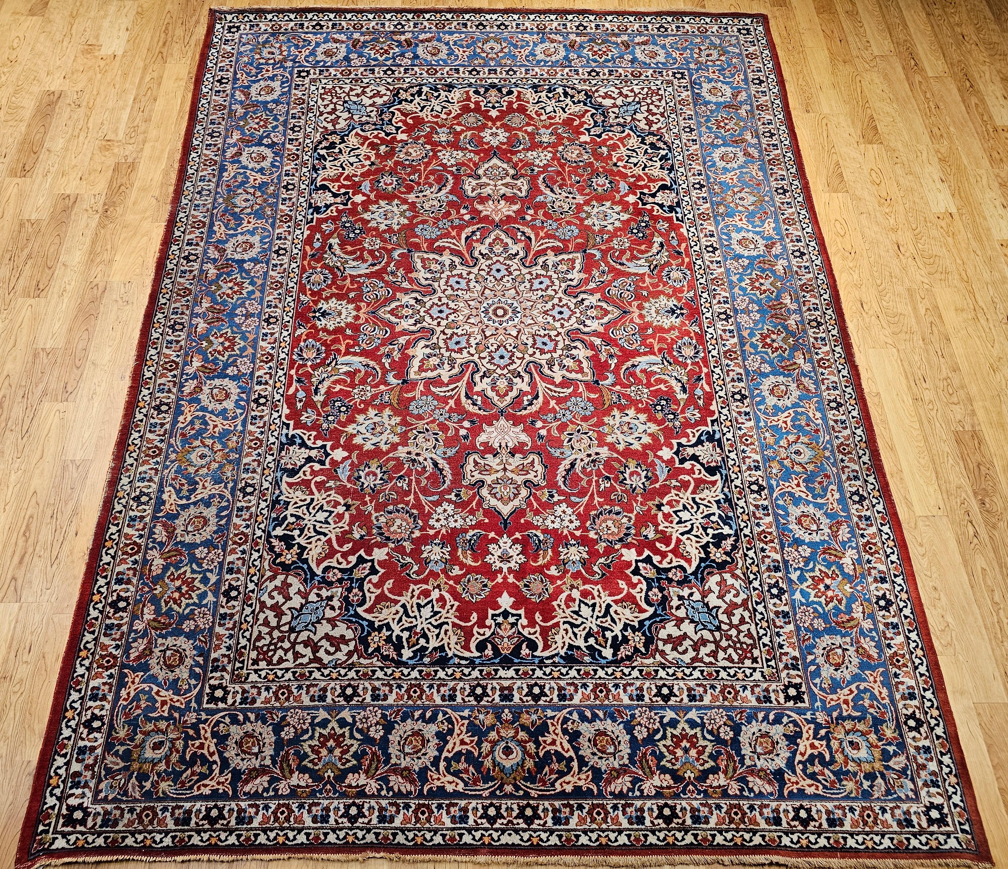 Vintage handgeknüpfter persischer Isfahan-Teppich in Zimmergröße aus der Mitte des 19. Jahrhunderts.  Der schöne handgeknüpfte Teppich ist sehr fein gewebt und hat ein florales Muster auf einem roten Farbfeld mit einem zentralen Medaillon in