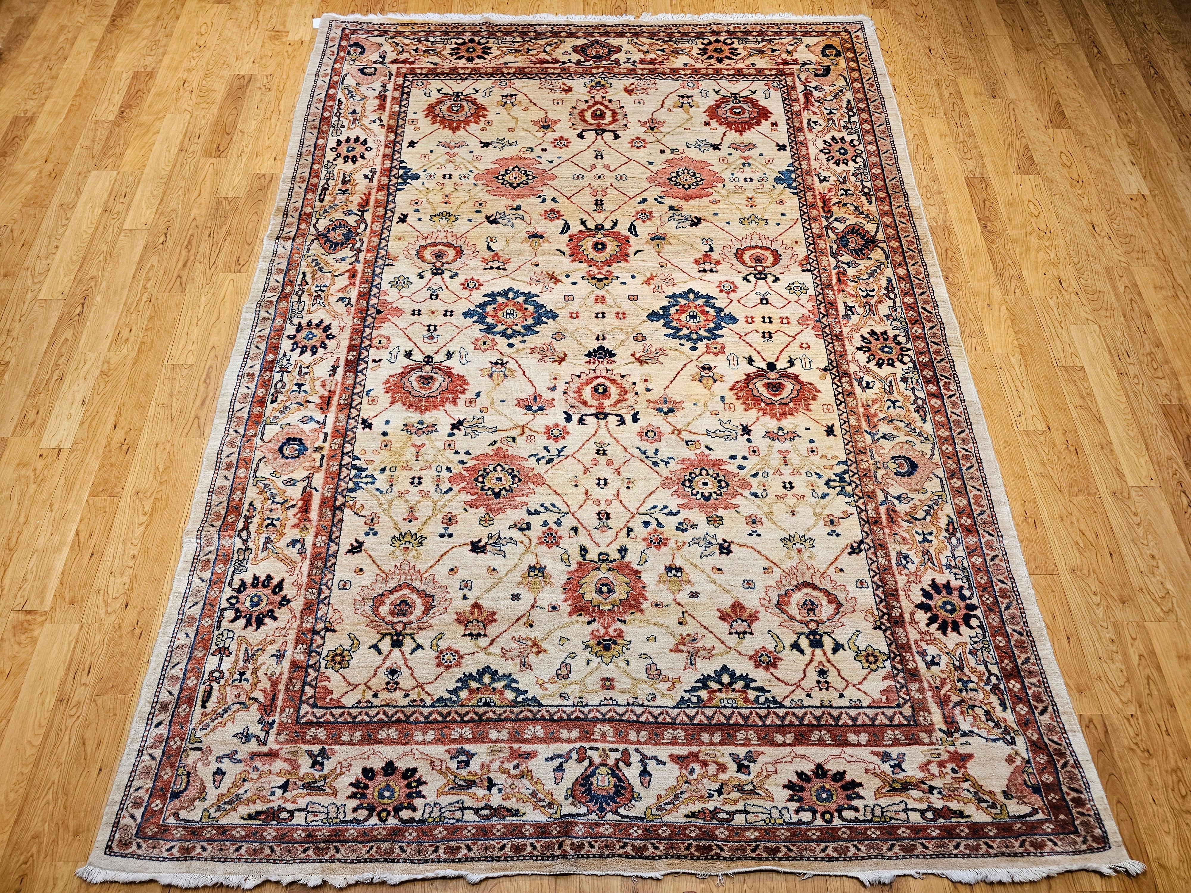 Vintage By ROOMS Sultanabad à motifs géométriques en ivoire.   Le tapis Mahal, noué à la main, a un fond ivoire, ce qui est rare.  hautement désirable avec un motif all-over composé de formes géométriques à grande échelle reliées entre elles par des