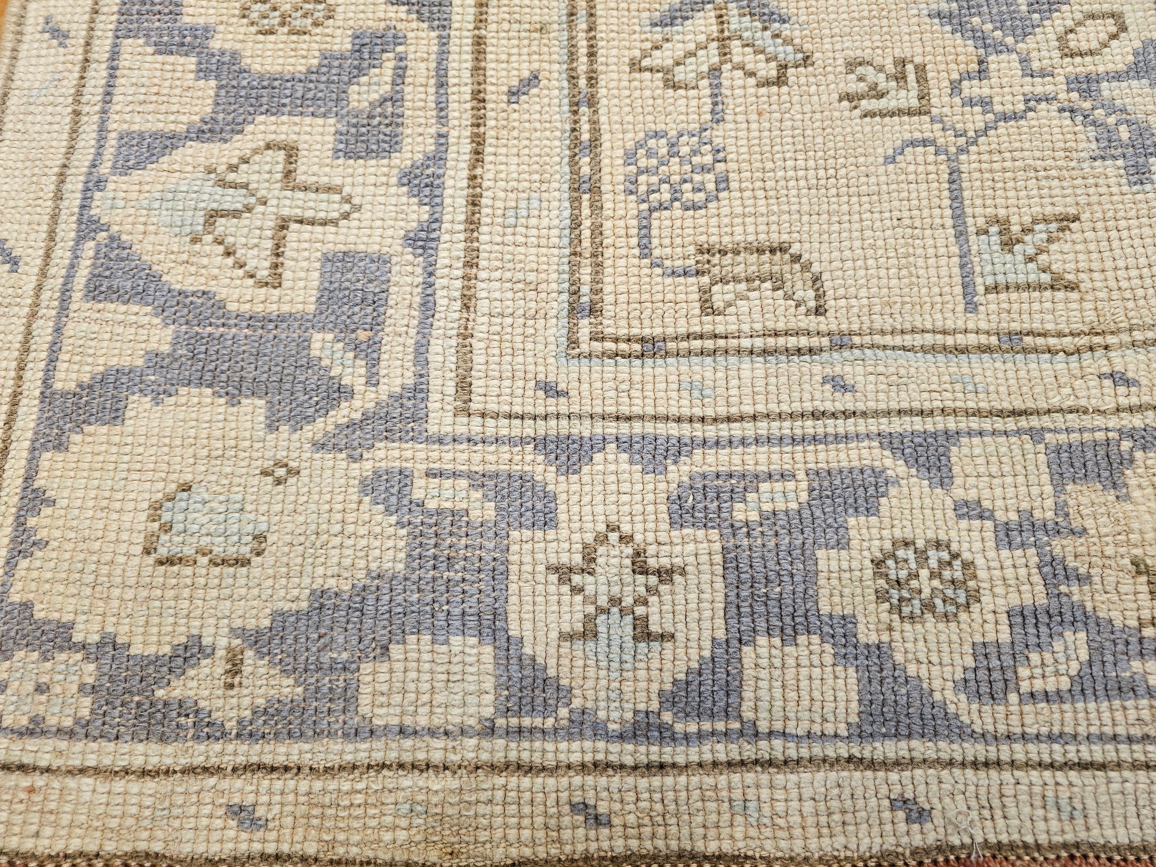 Lana Oushak turco vintage a grandezza naturale in avorio, marrone e blu in vendita