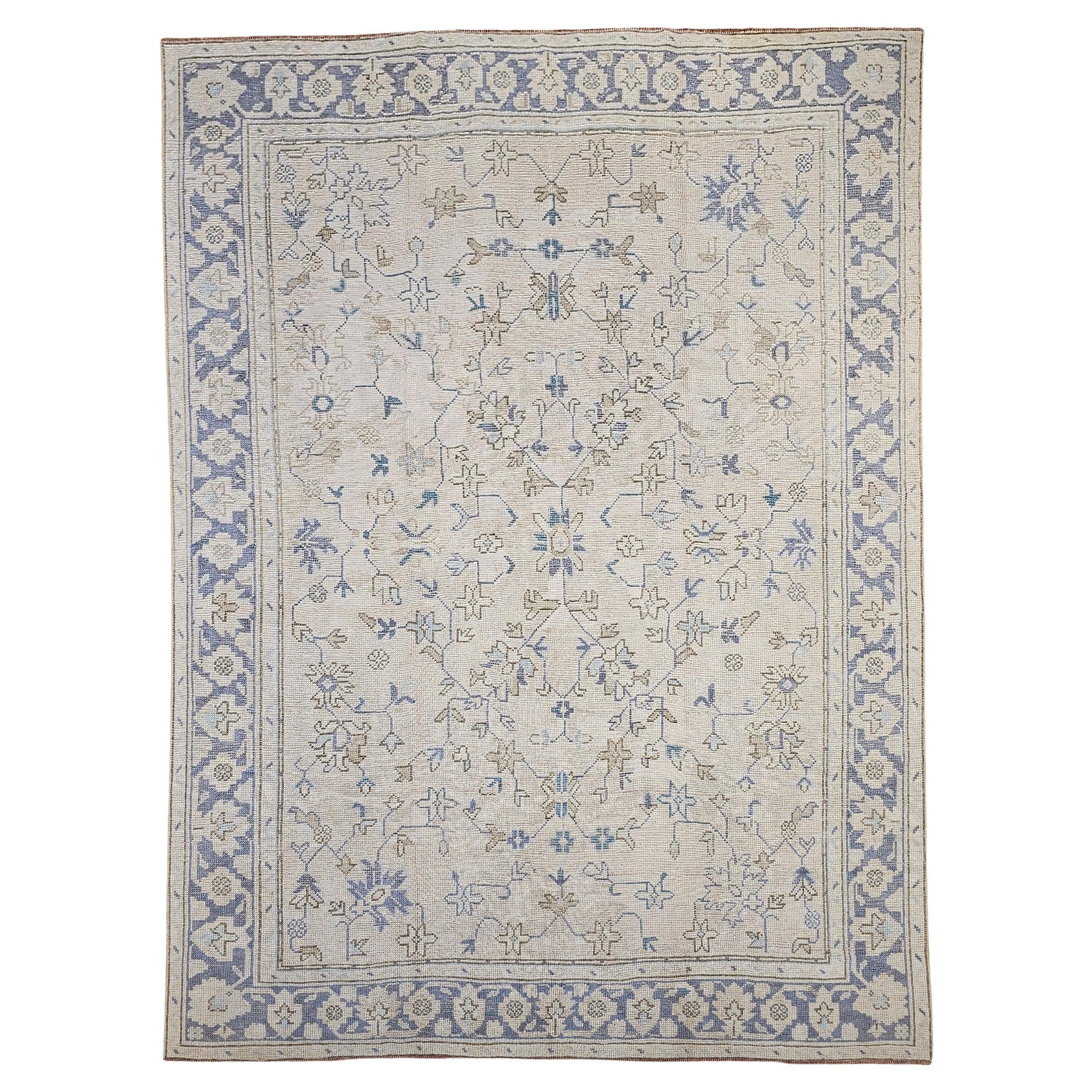 Oushak turco vintage de tamaño de habitación con motivos allover en marfil, marrón y azul