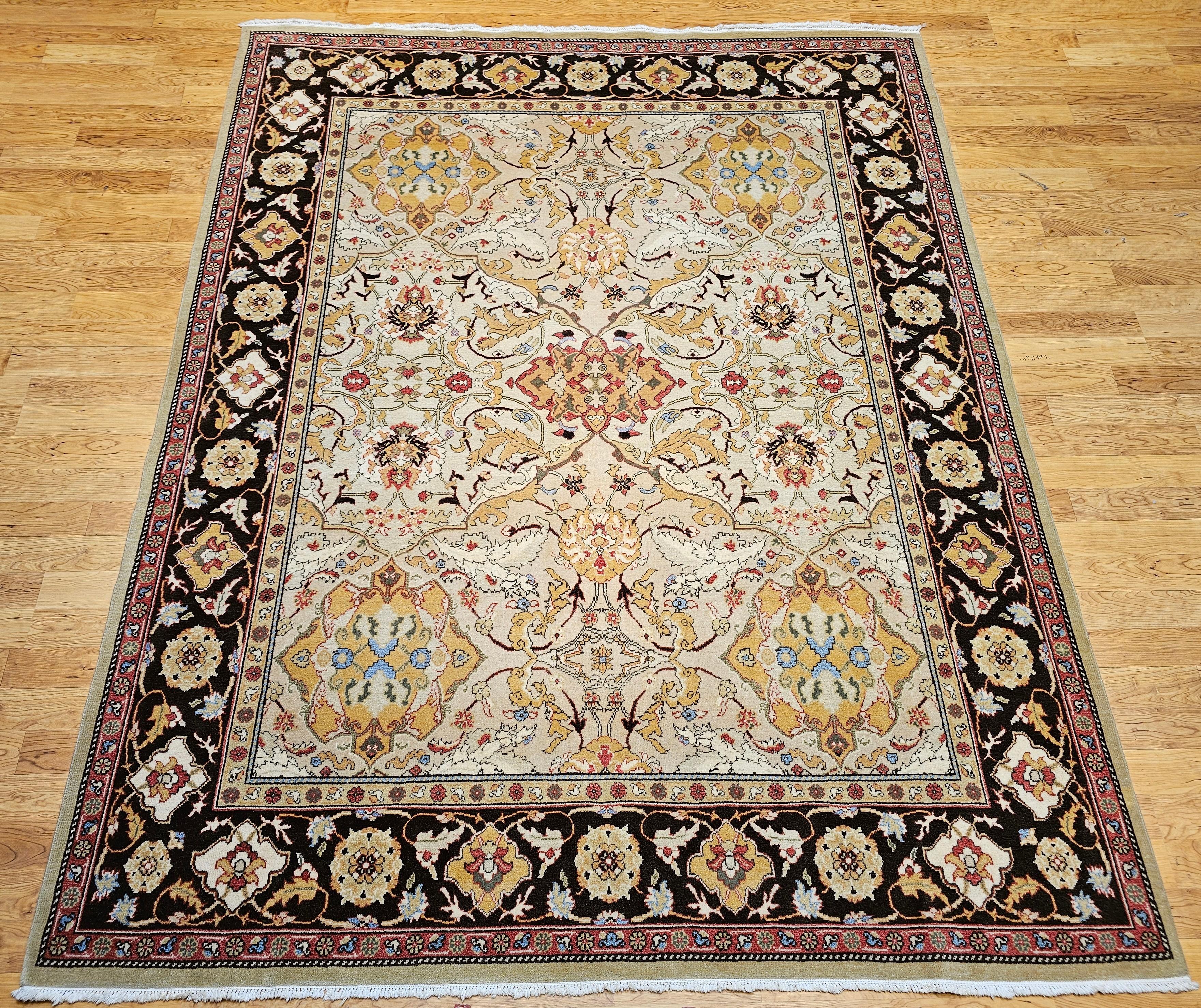 Tappeto vintage Oushak turco annodato a mano con motivo allover nei toni del marrone, del giallo, del rosso, del verde e del rosa, risalente alla metà del 1900.  Questo bellissimo tappeto turco presenta un disegno geometrico di grandi dimensioni su