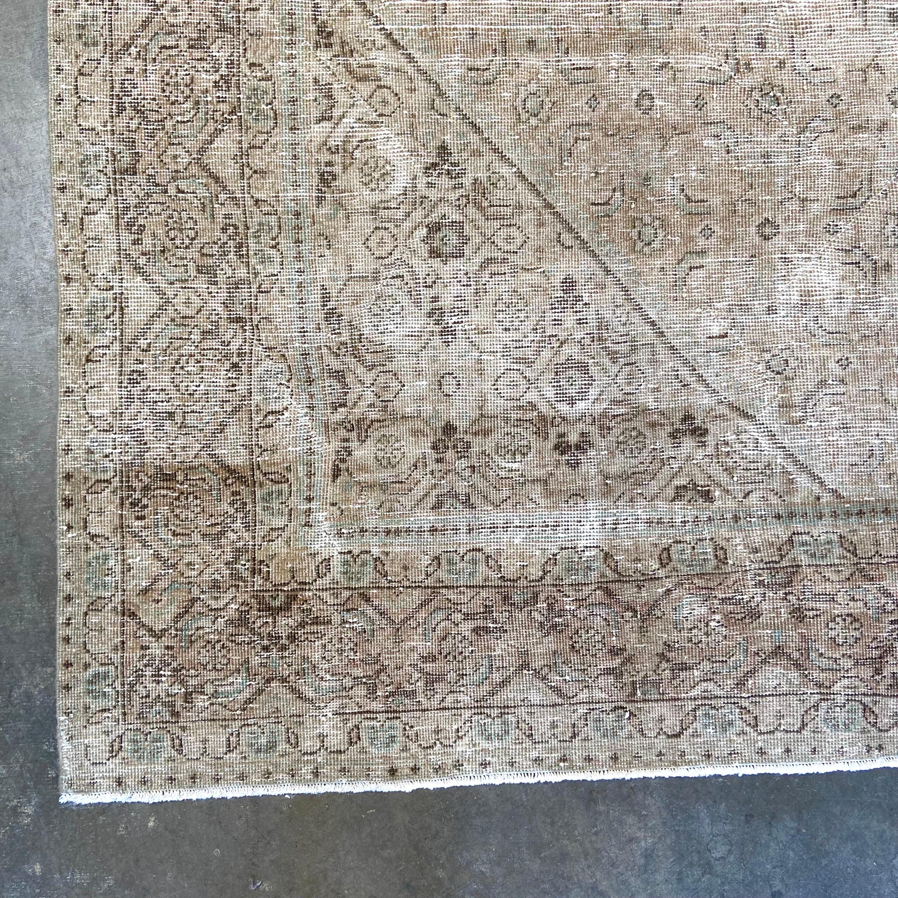 Türkischer Vintage-Teppich
Dieser türkische Teppich ist ein antiker Teppich in Erbstückqualität mit zeitlosen Farbtönen und einem komplizierten Muster, das jedem Raum, den es schmückt, Geschichte, Schönheit und Charakter verleiht. Wie bei allen