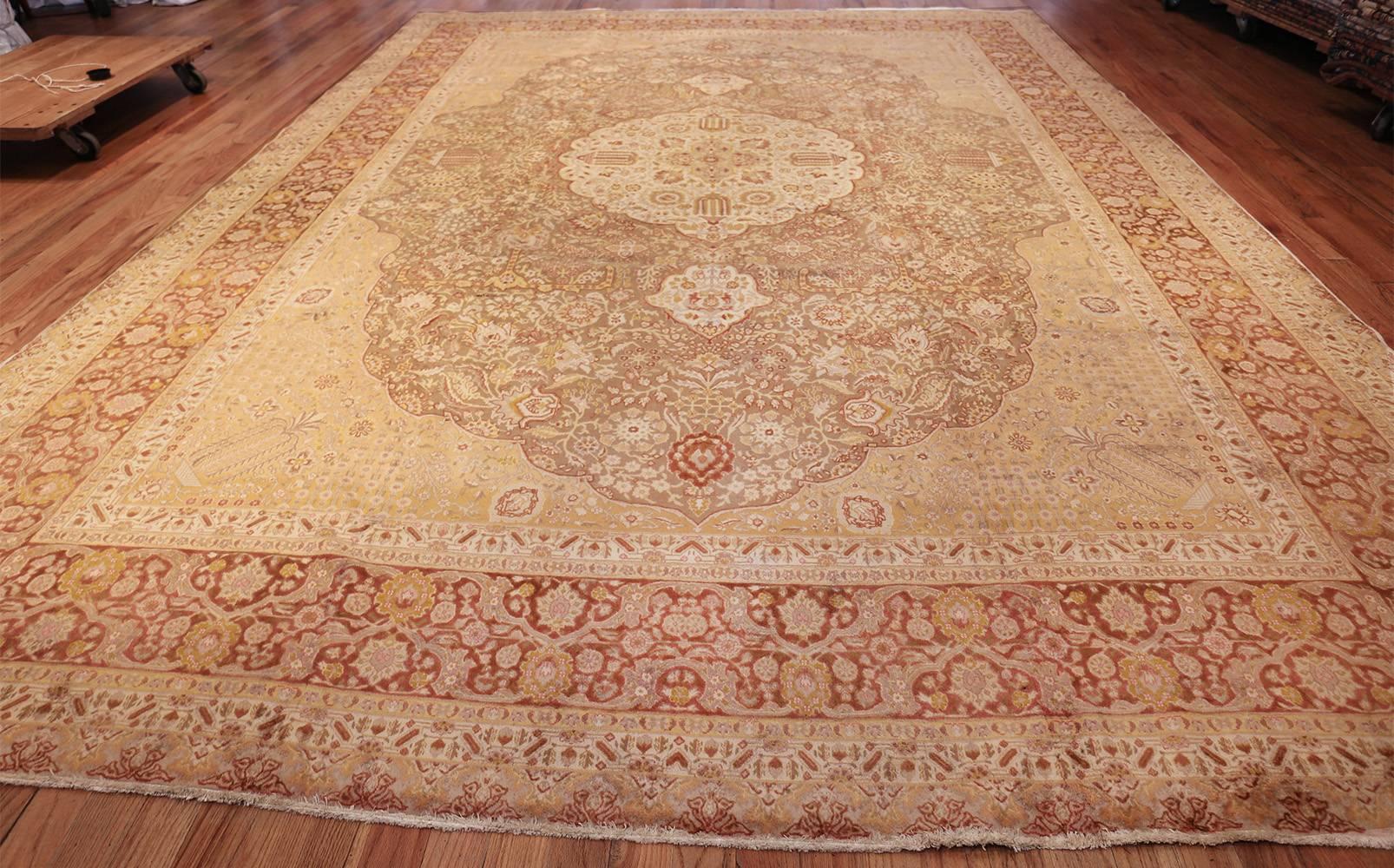 Vintage Room Sized Persian Tabriz Carpet. Size: 9 ft 9 in x 13 ft In Excellent Condition In New York, NY
