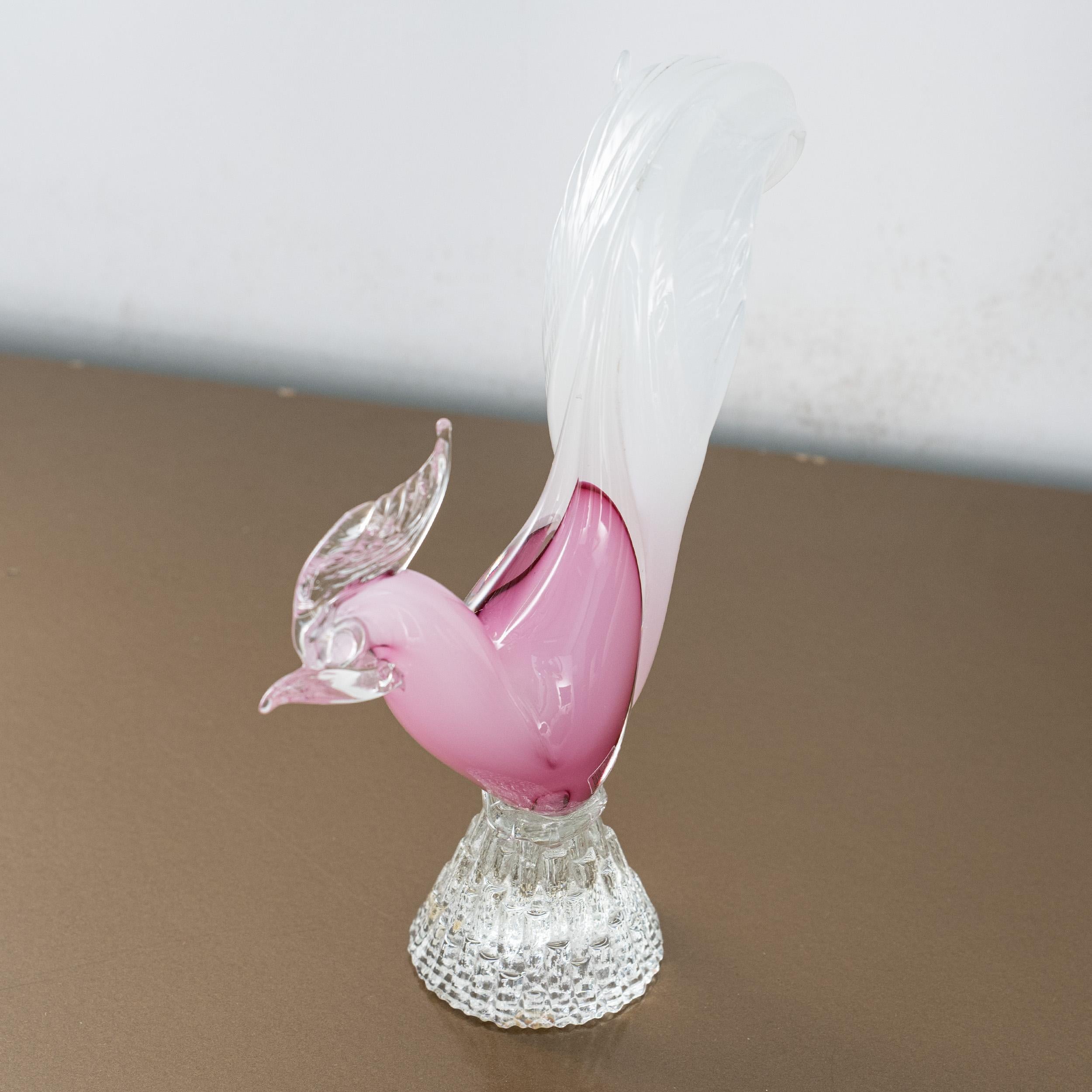 Scultura in vetro di Murano, gallo rosa con dettagli in cristallo, Italia

Dimensioni: L 22 cm x H 28 cm x P 22 cm (L 8,6