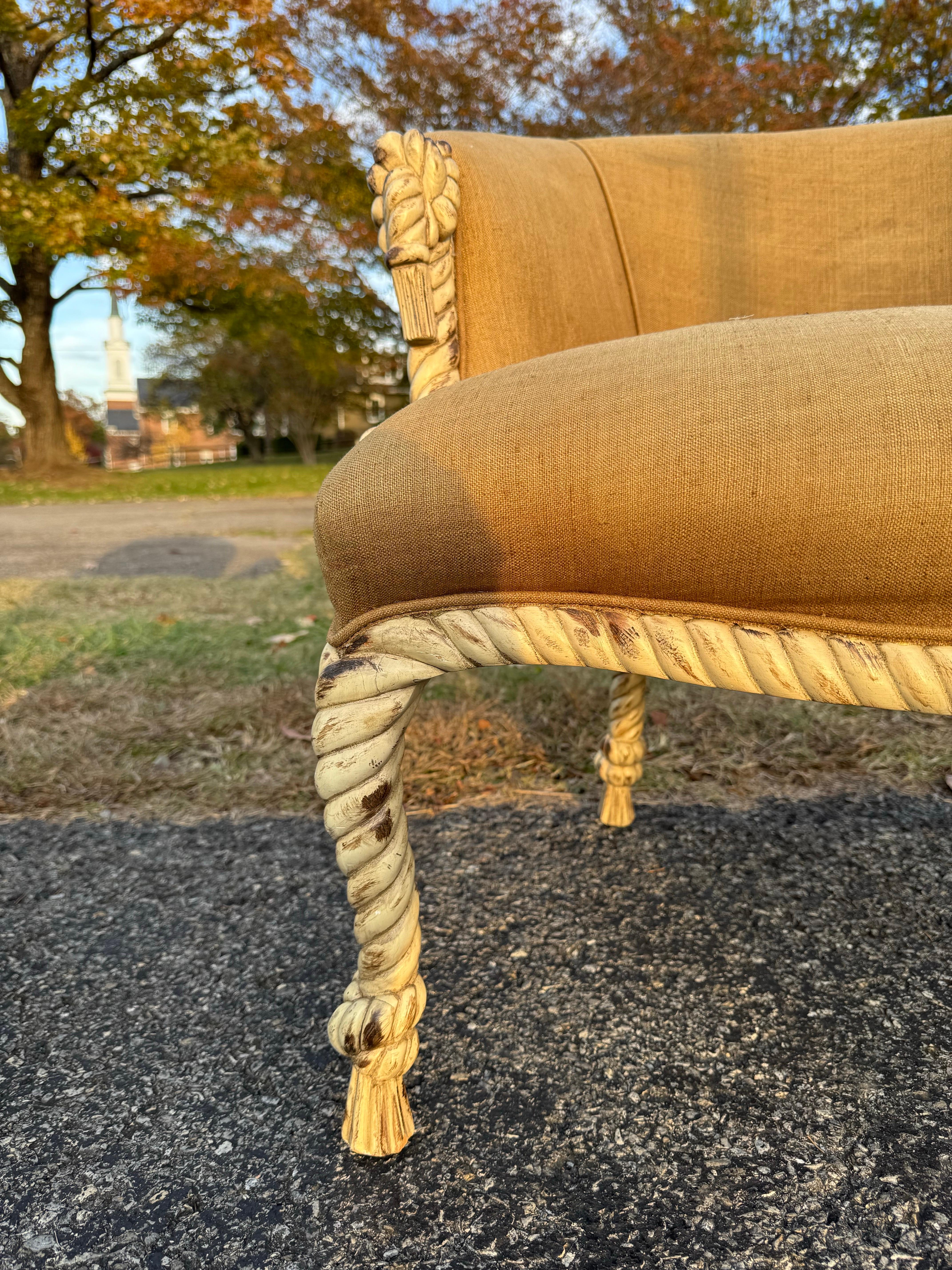 Geschnitzte Bergère-Stühle mit Seil und Quasten - ein Paar im Angebot 4