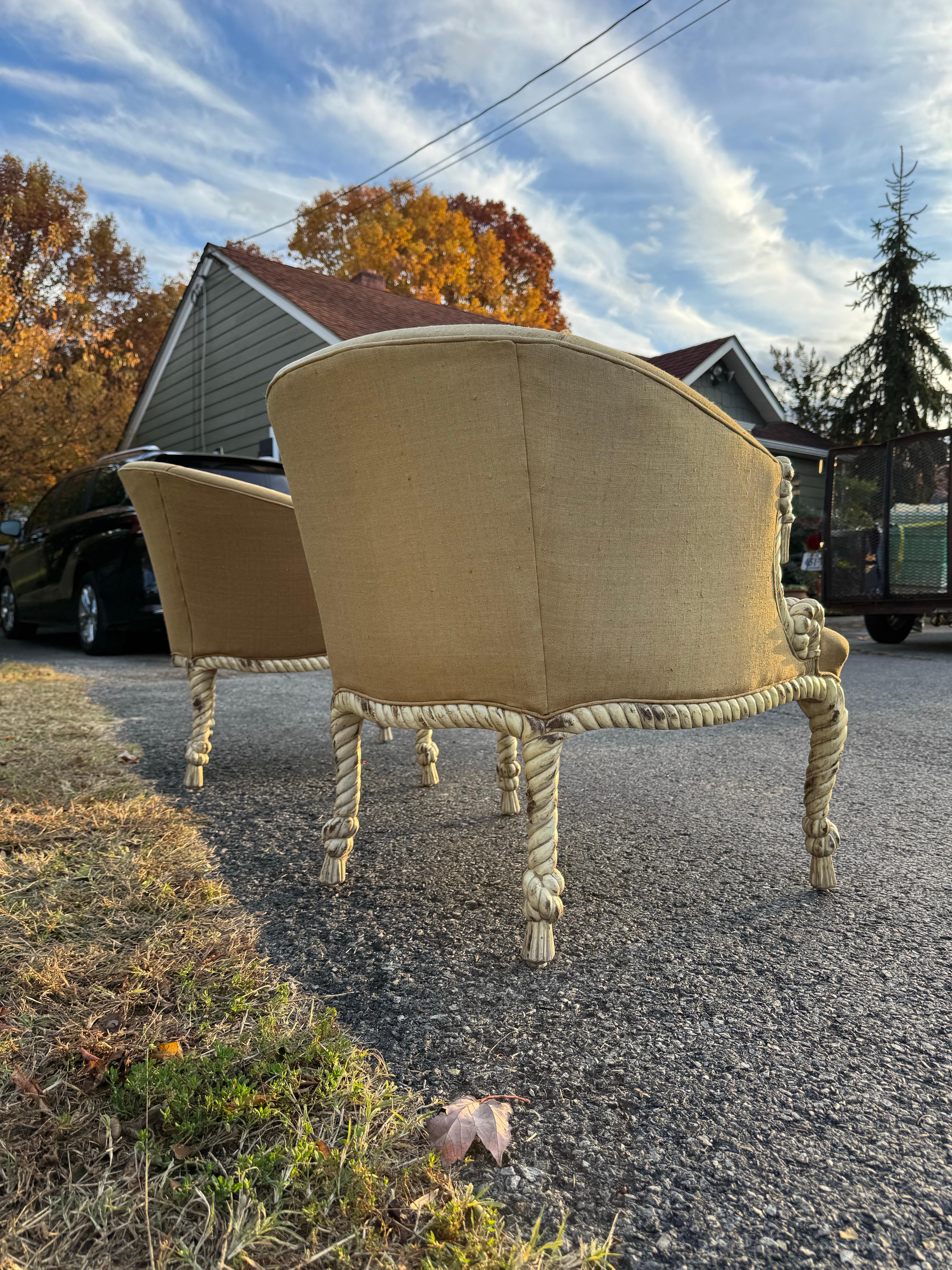 Geschnitzte Bergère-Stühle mit Seil und Quasten - ein Paar im Angebot 5