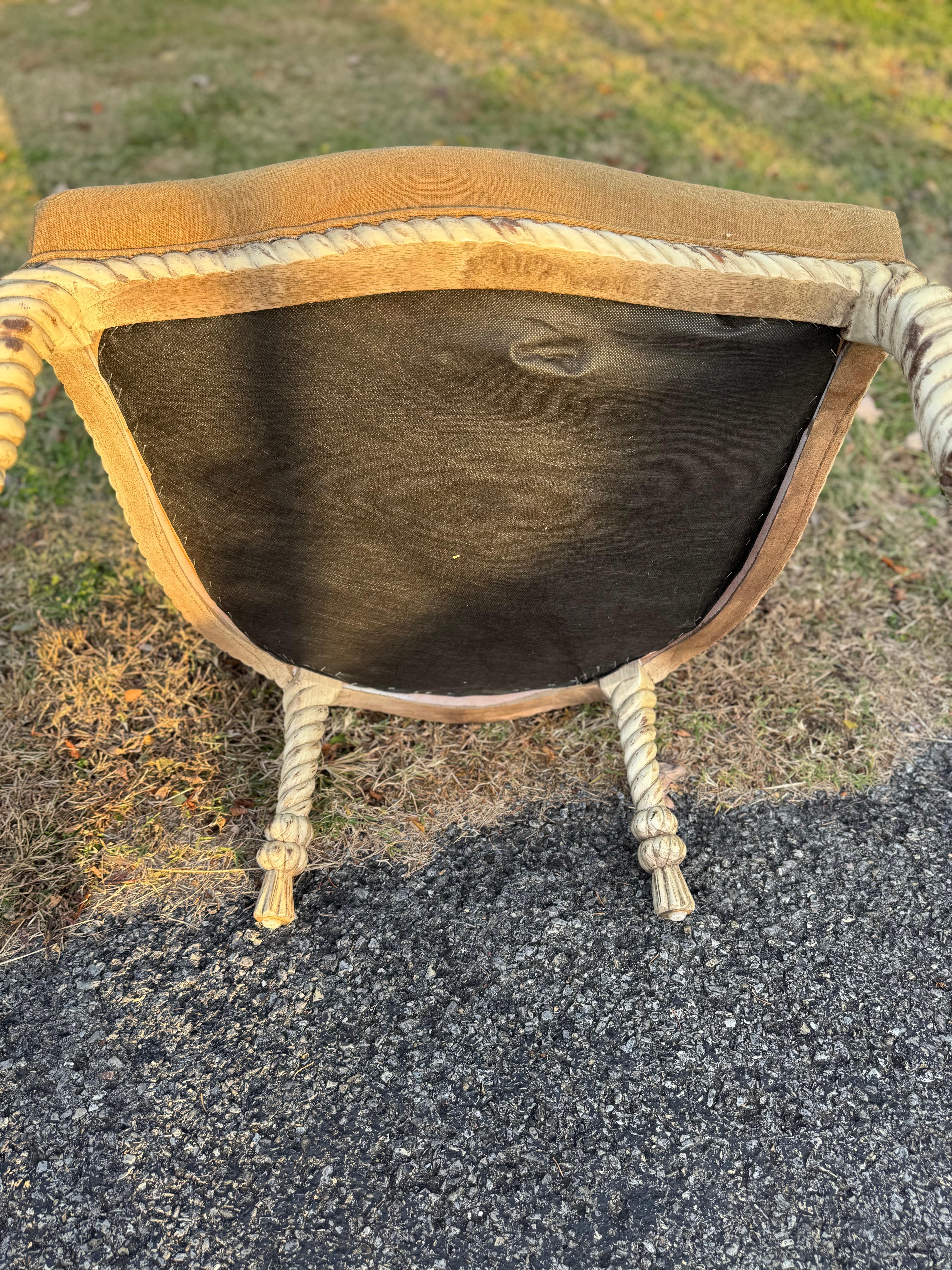 Geschnitzte Bergère-Stühle mit Seil und Quasten - ein Paar im Angebot 6