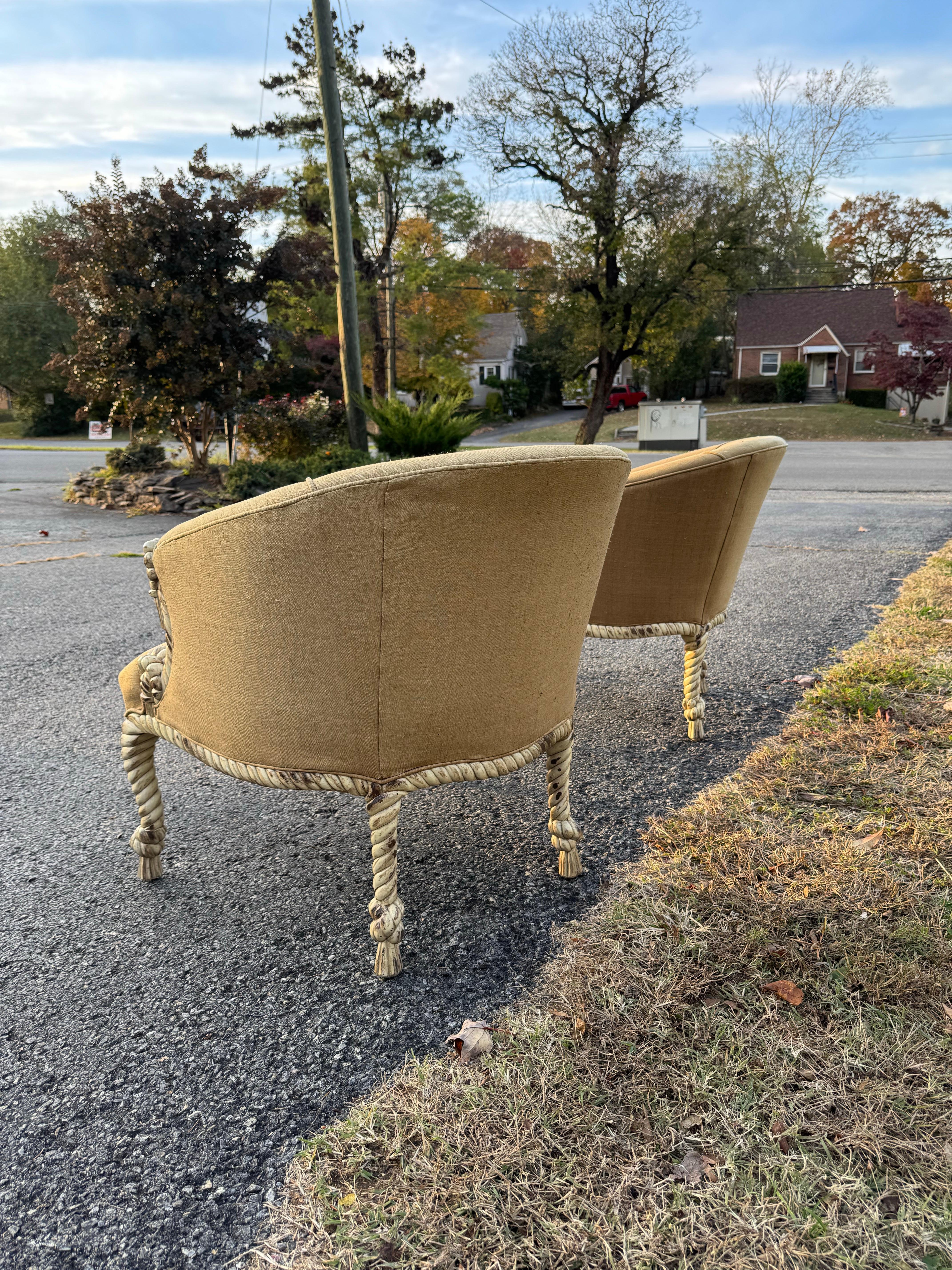 Geschnitzte Bergère-Stühle mit Seil und Quasten - ein Paar im Angebot 7