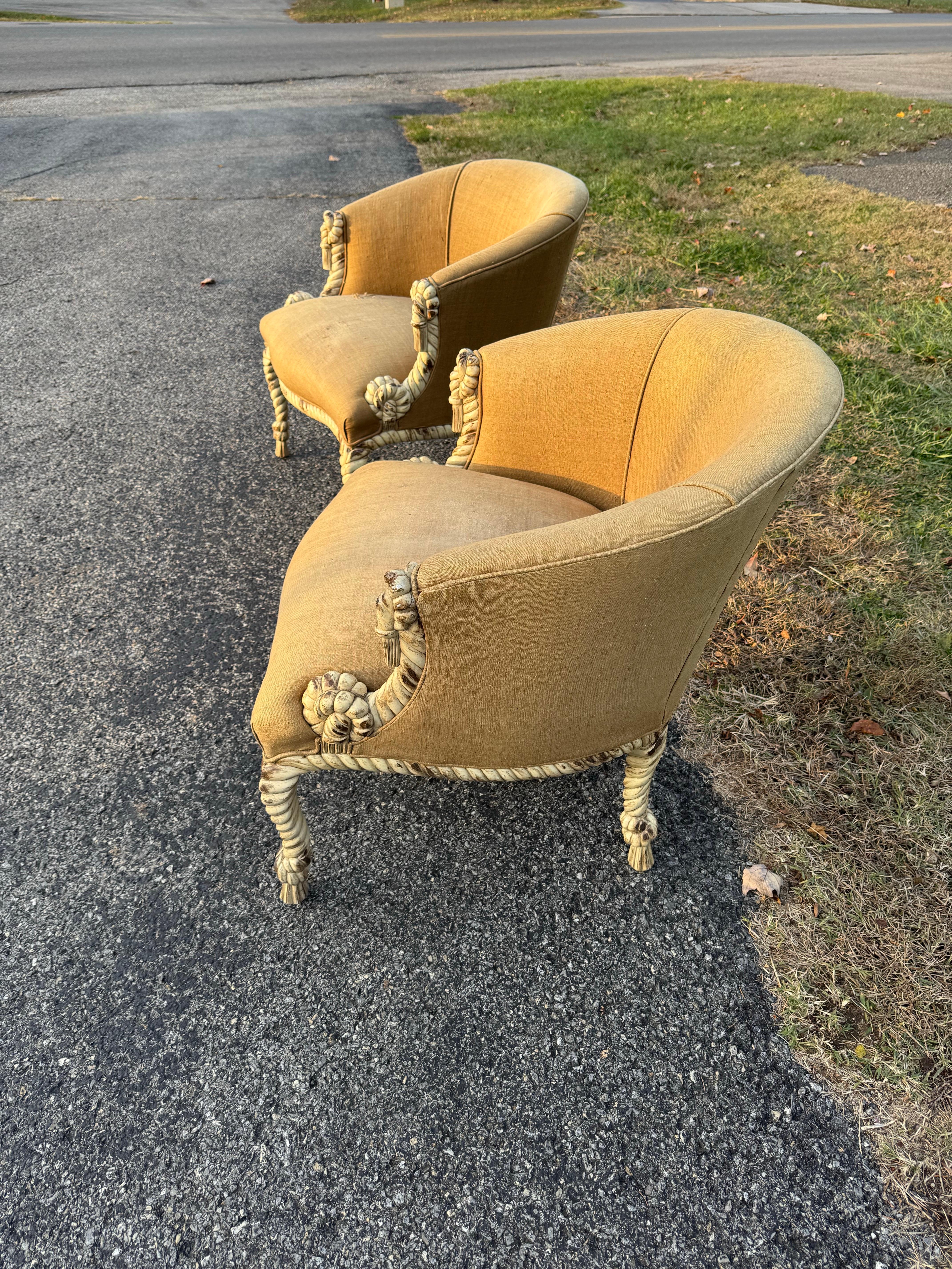 Geschnitzte Bergère-Stühle mit Seil und Quasten - ein Paar (Hollywood Regency) im Angebot