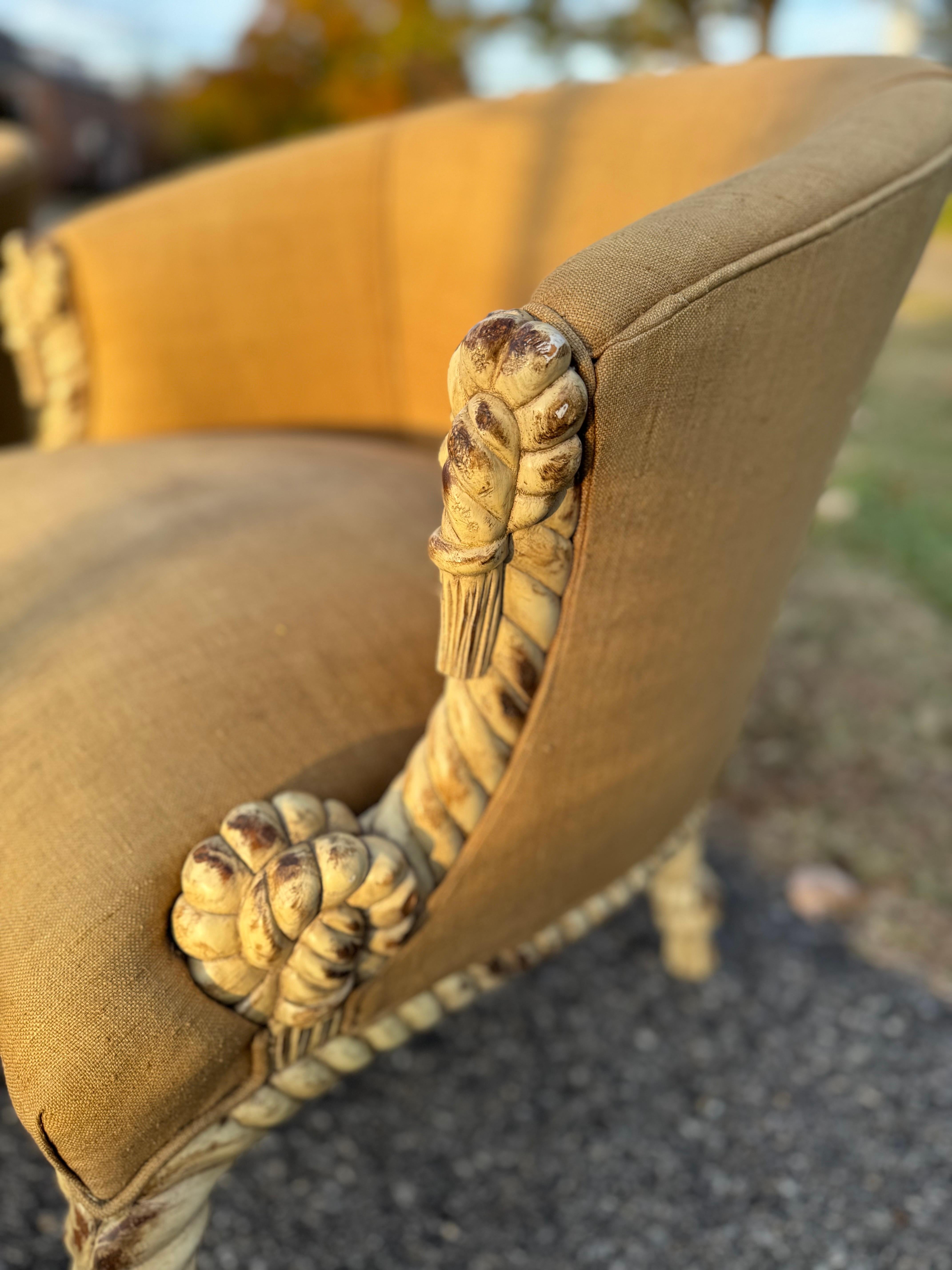 Geschnitzte Bergère-Stühle mit Seil und Quasten - ein Paar (amerikanisch) im Angebot