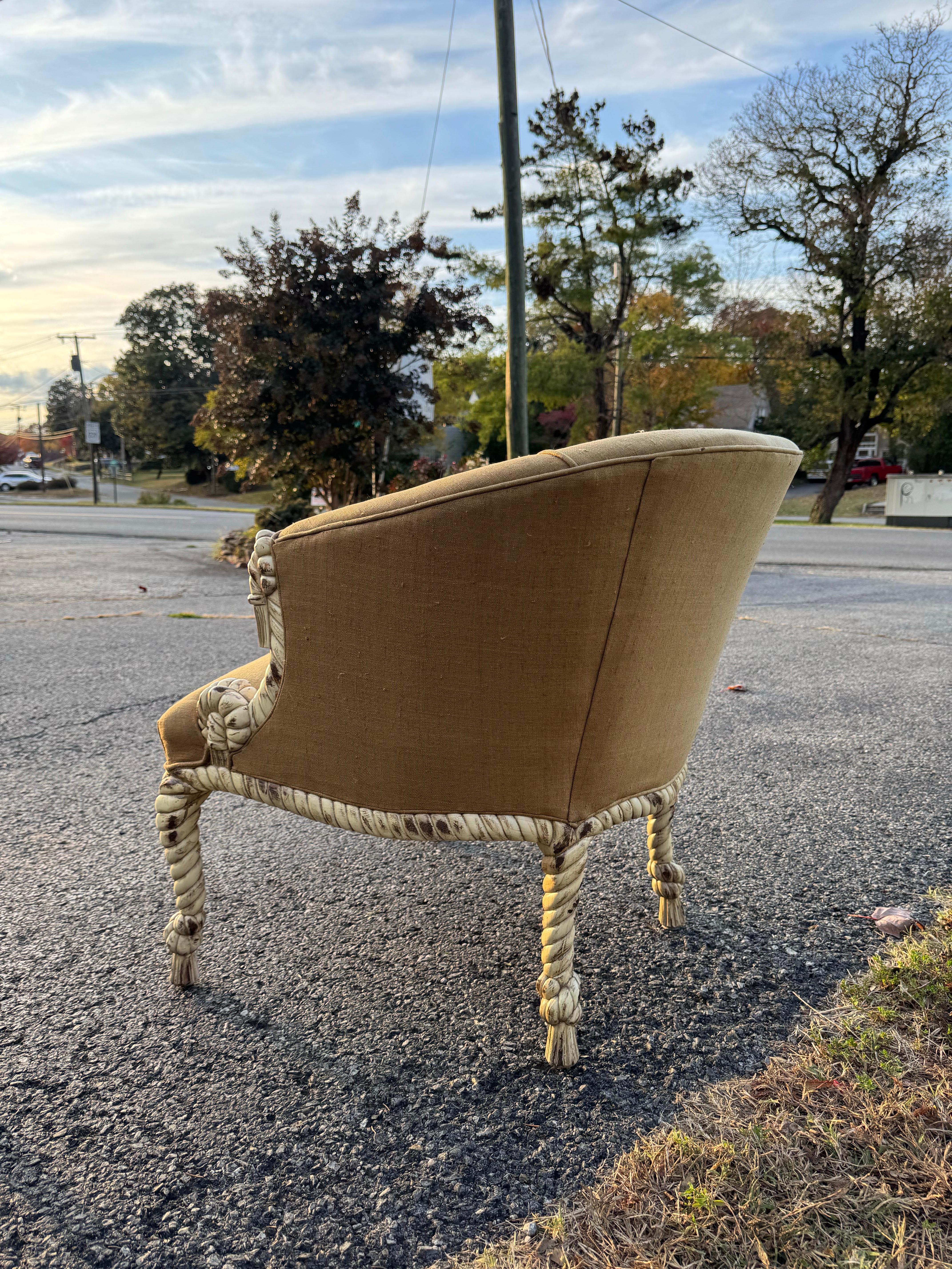Geschnitzte Bergère-Stühle mit Seil und Quasten - ein Paar im Zustand „Gut“ im Angebot in Roanoke, VA