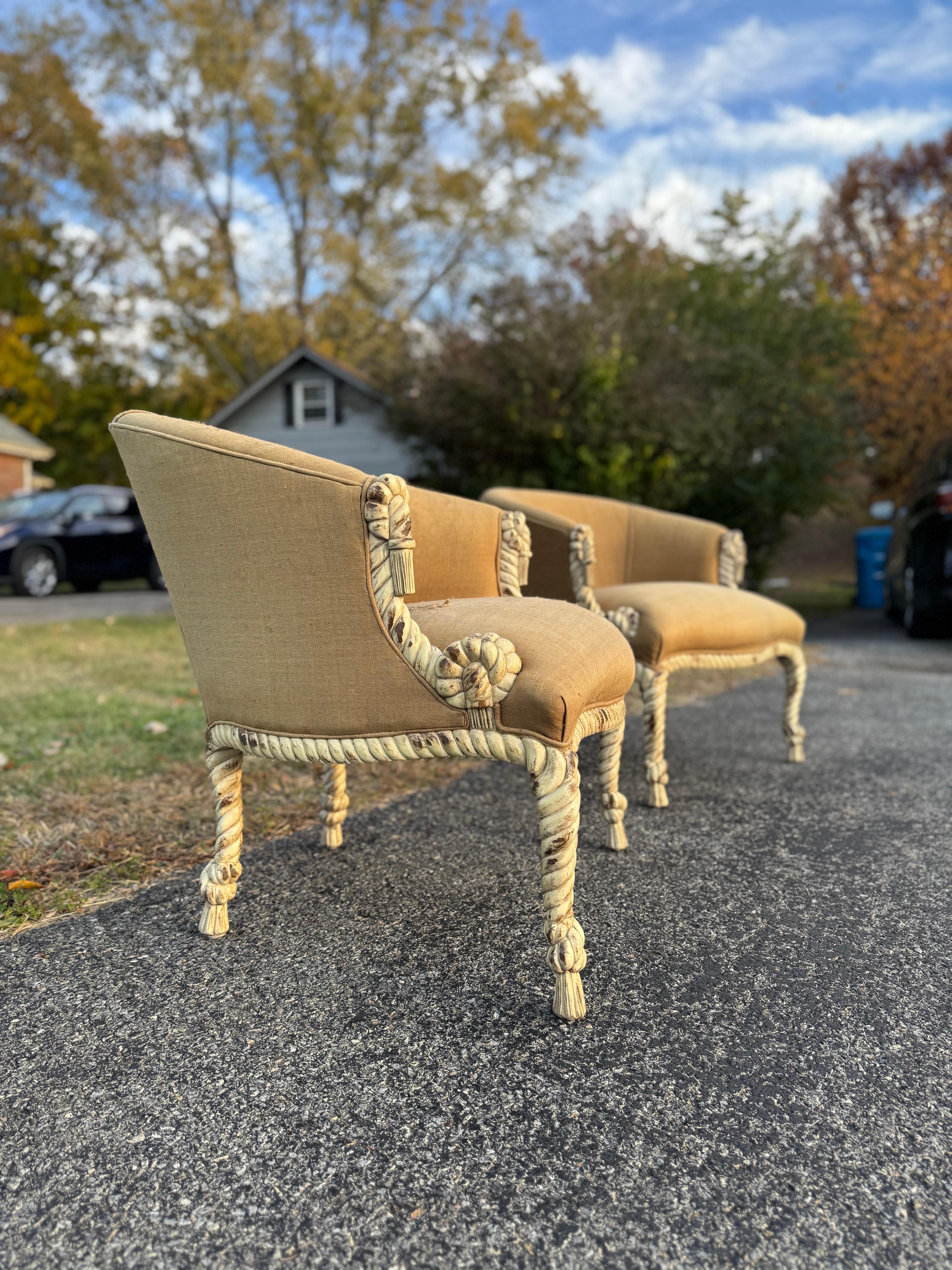 Geschnitzte Bergère-Stühle mit Seil und Quasten - ein Paar (20. Jahrhundert) im Angebot