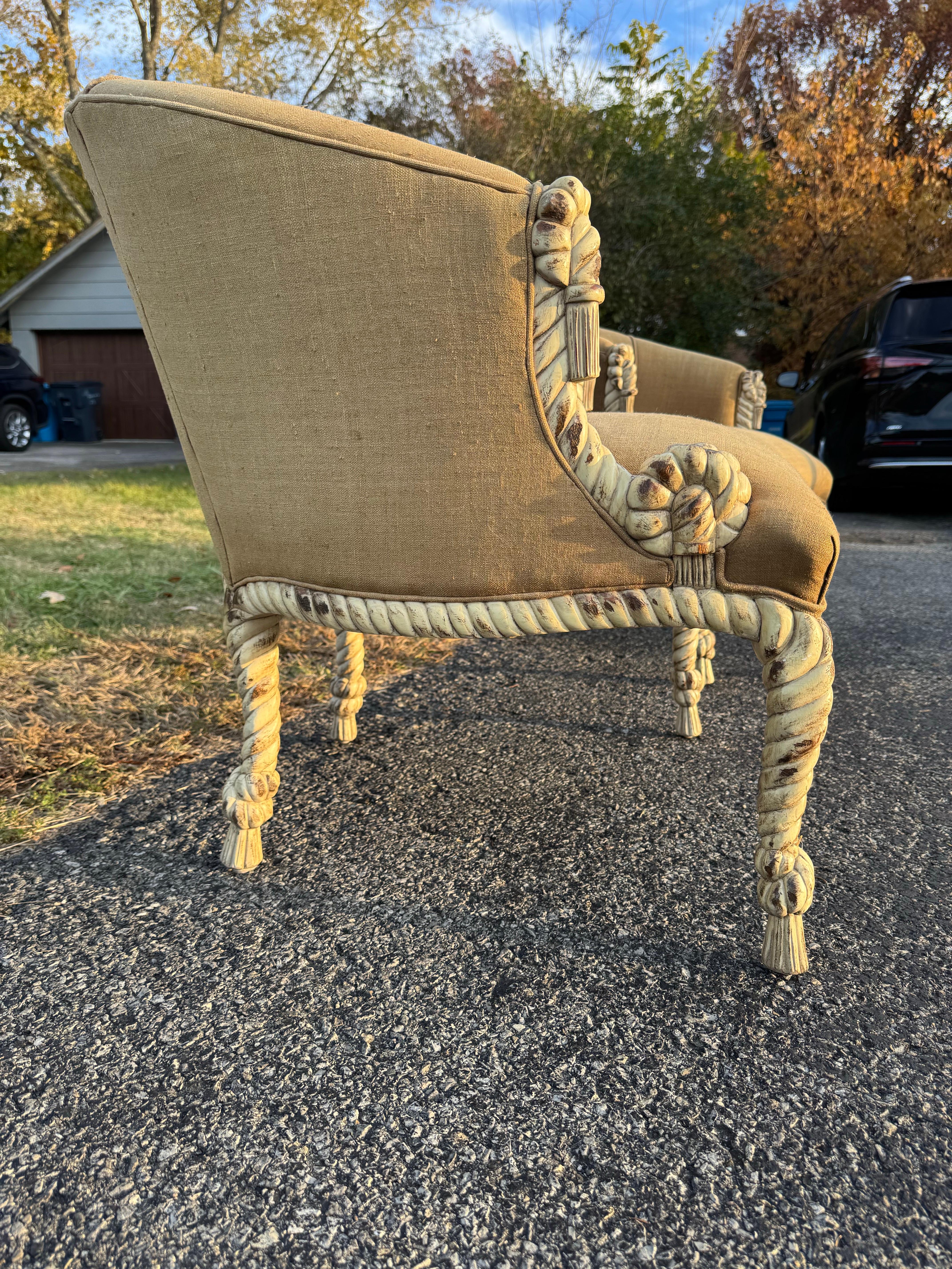 Geschnitzte Bergère-Stühle mit Seil und Quasten - ein Paar (Textil) im Angebot