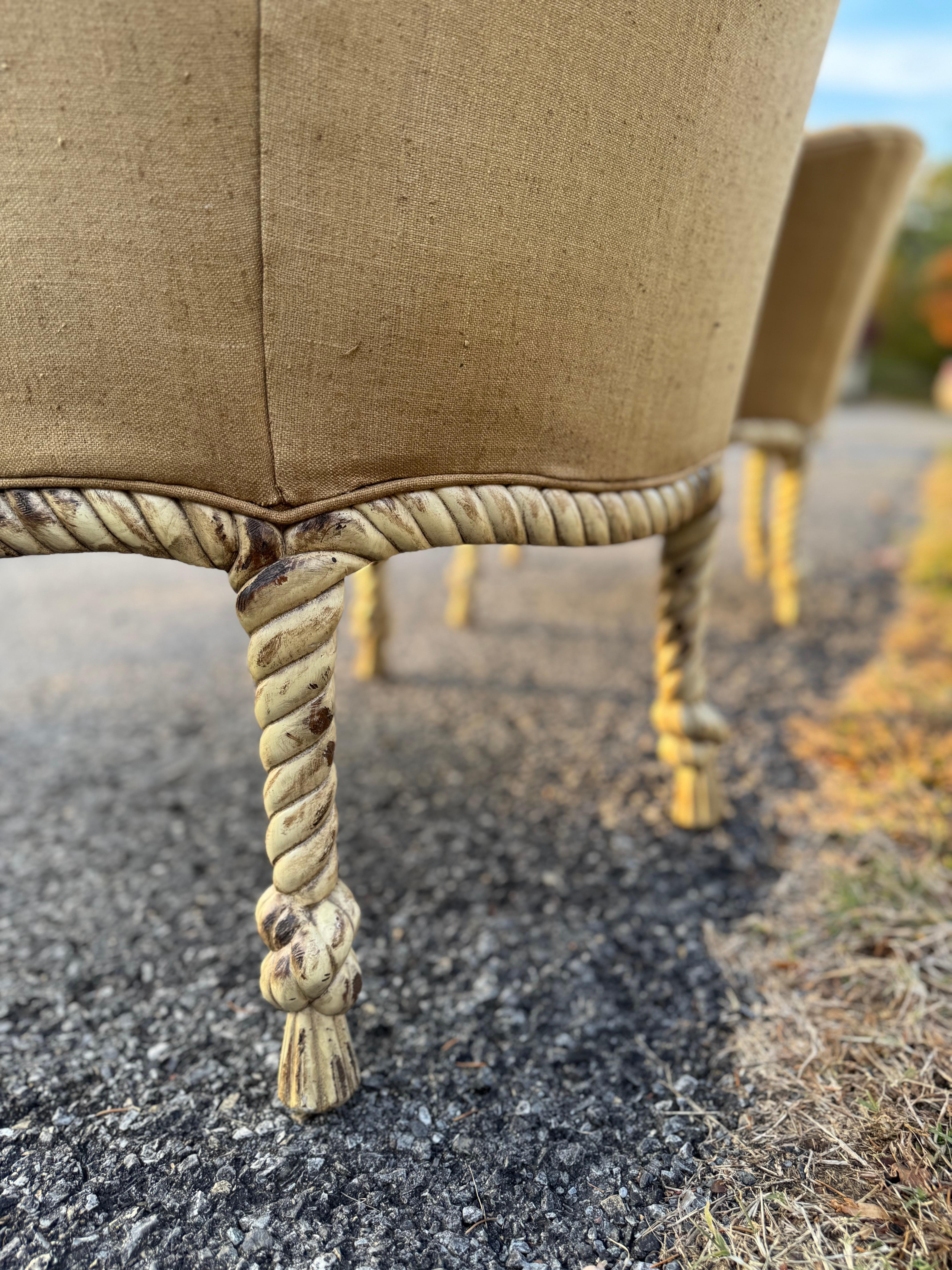 Geschnitzte Bergère-Stühle mit Seil und Quasten - ein Paar im Angebot 1
