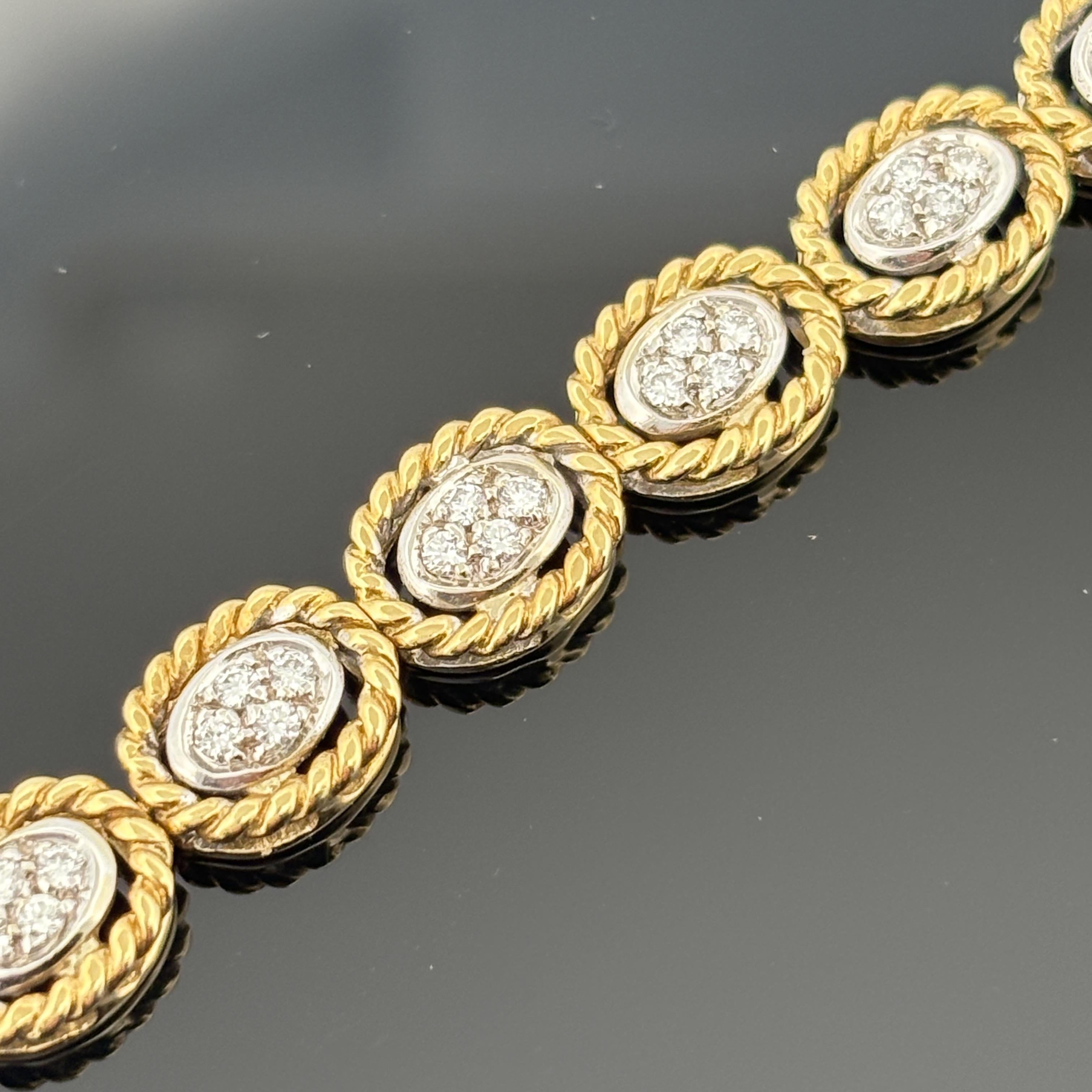 Vintage Italian 18K Gelb & Weißgold Seil Motiv Diamant-Armband - 1,48ctw

Dieses raffinierte Armband im Vintage-Stil fängt die zeitlose Eleganz des Seilmotivs ein, das seit Jahrhunderten in der Schmuckwelt als Symbol für Stärke, Einheit und