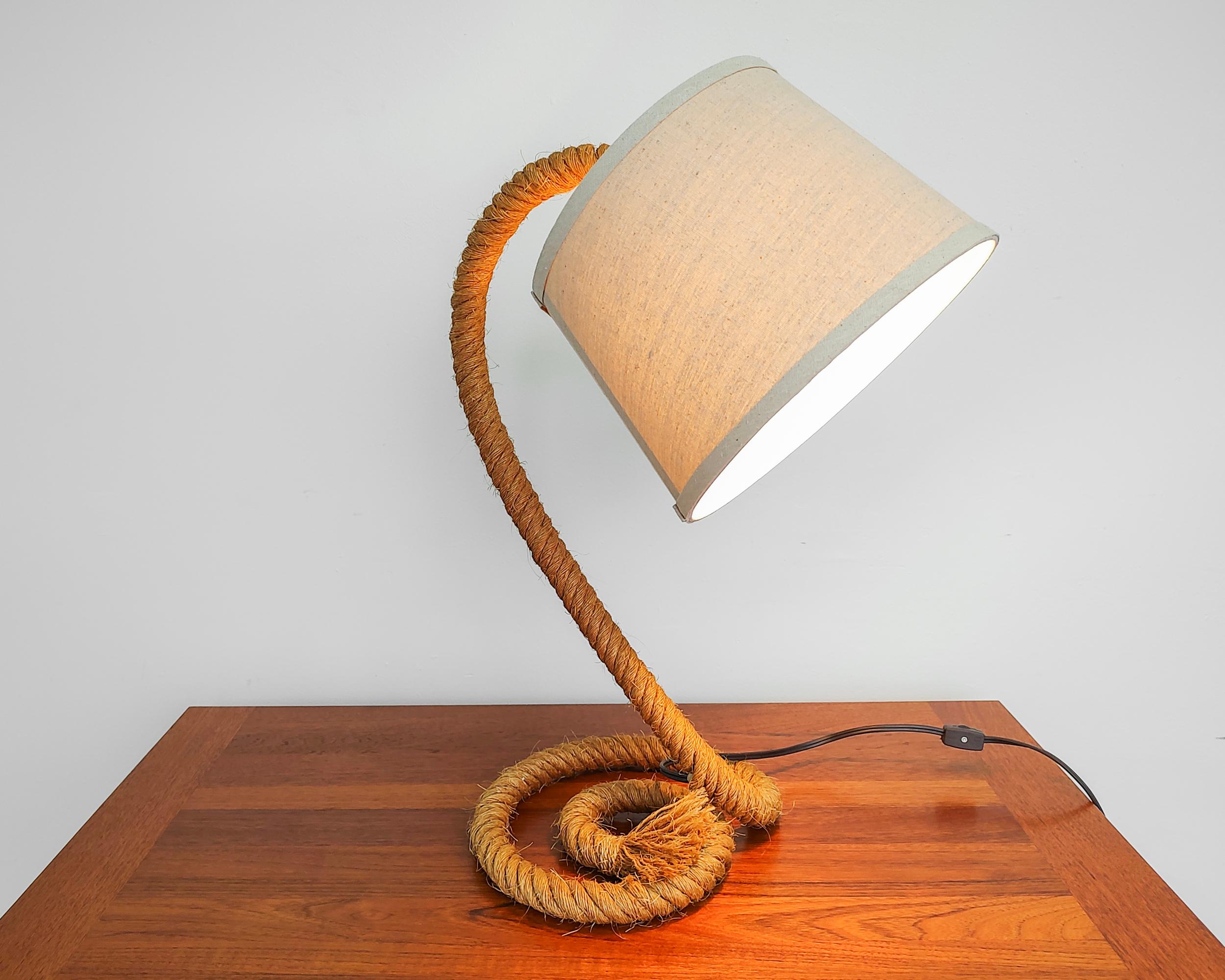 Vintage rope table lamp with linen shade. In the style of Adrien Audoux and Frida Minnet. Rotary on/off switch located on cord. Overall great vintage condition.

23.5