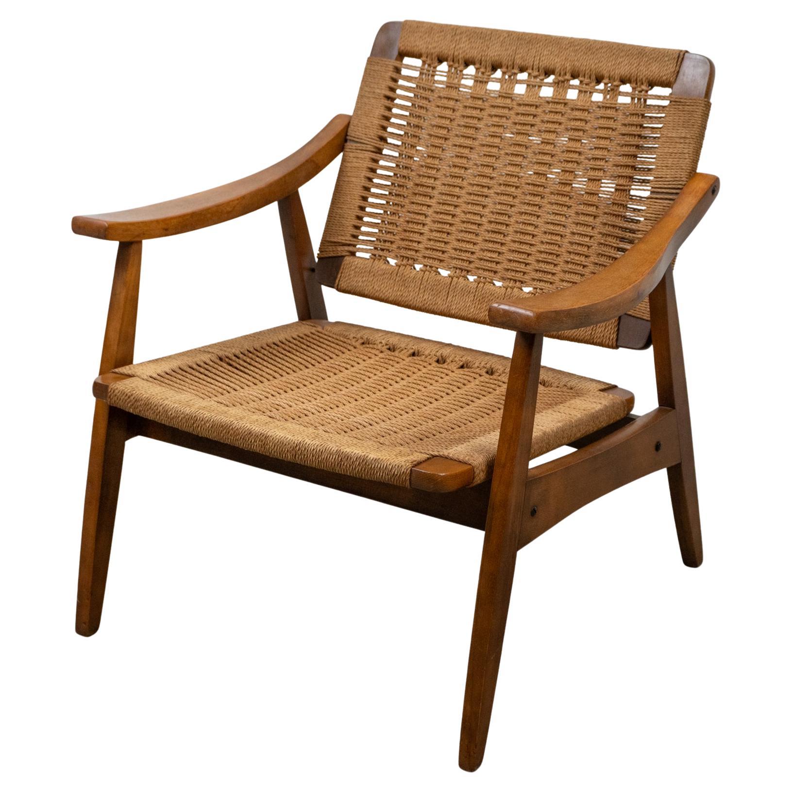 Silla de salón vintage tejida con cuerda al estilo de Hans Wegner Preciosa estructura de madera maciza de teca natural con asiento y respaldo de cuerda. Excelente estado vintage mínimos signos de desgaste. El respaldo de la silla gira para que