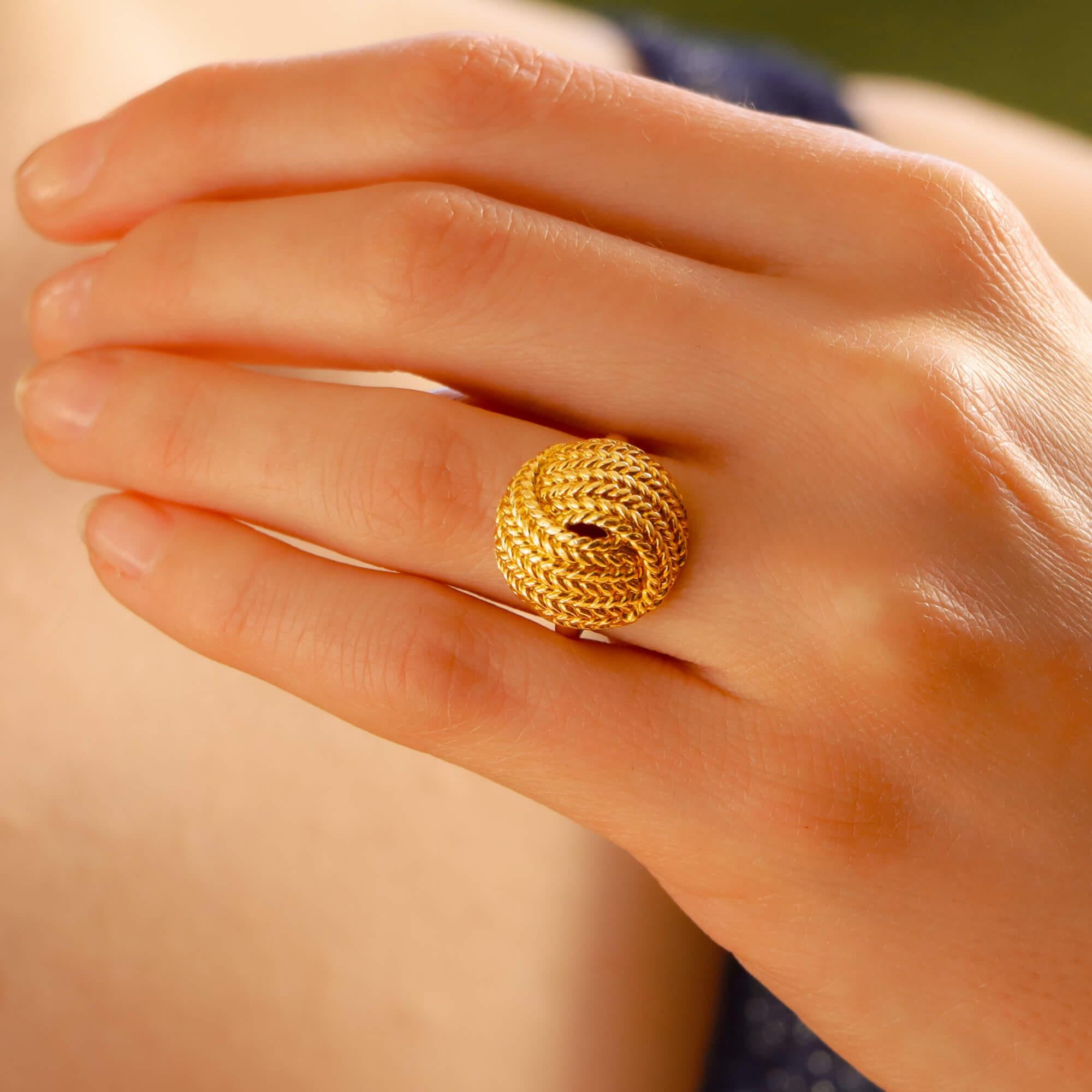 Vintage Ropework Knot Cocktail Ring in 18ct Yellow Gold In Excellent Condition In London, GB