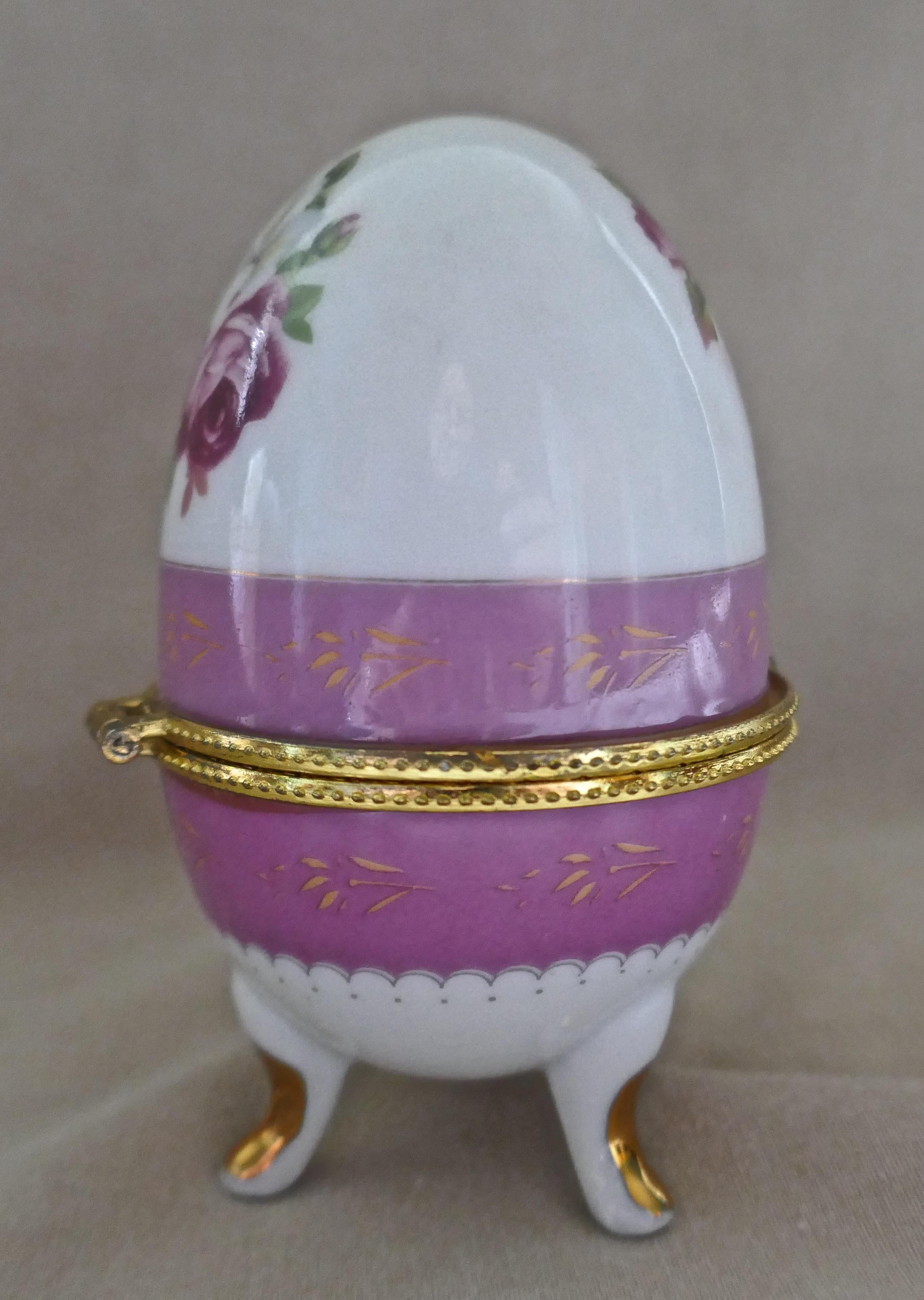 Rose Chintz Eiförmige Keramikkistenschachtel mit Scharnier-Deckel, Vintage (20. Jahrhundert) im Angebot