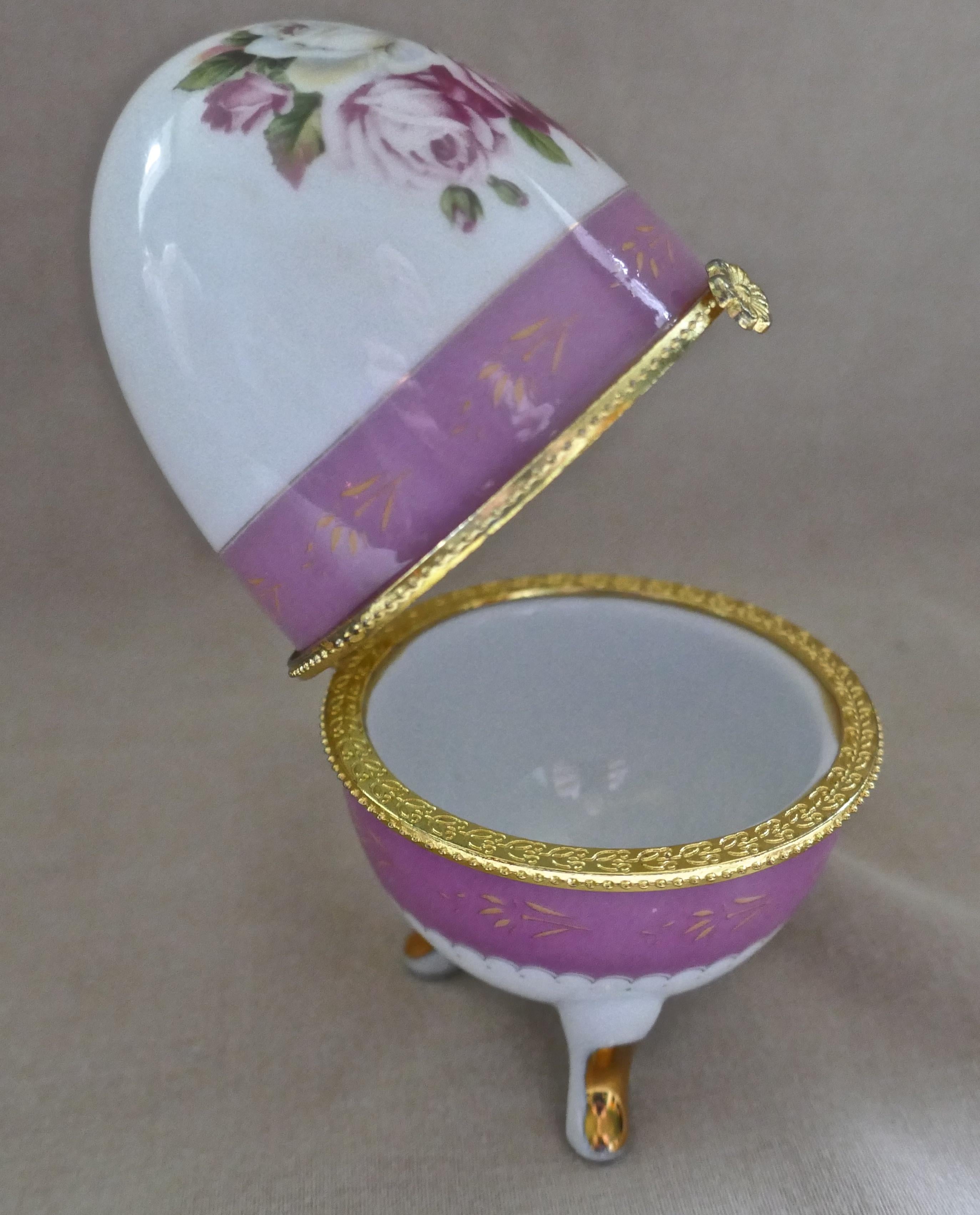 Vintage Rose Chintz Egg Shaped Ceramic Trinket Box with Hinged Lid In Good Condition For Sale In Chillerton, Isle of Wight