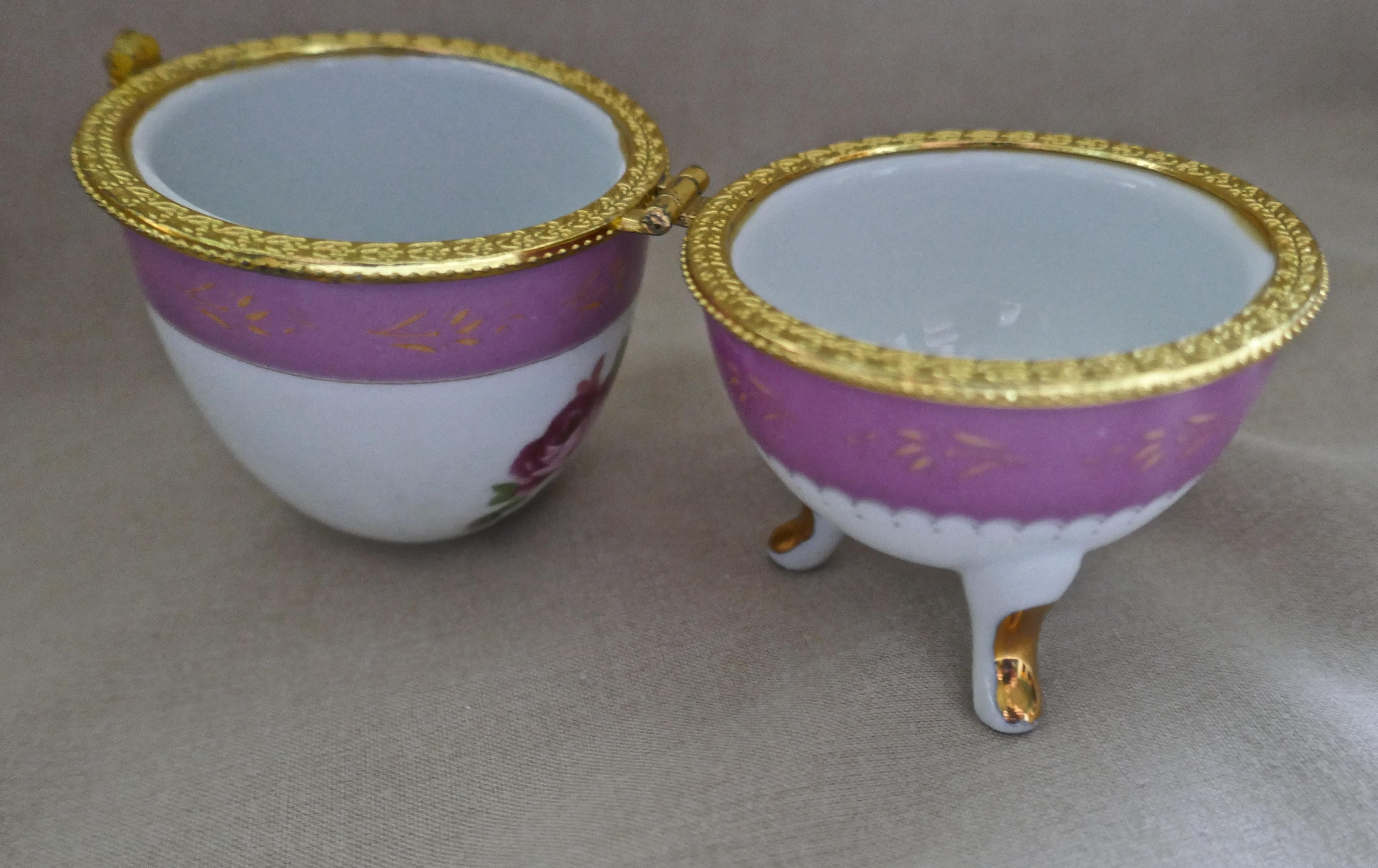 Rose Chintz Eiförmige Keramikkistenschachtel mit Scharnier-Deckel, Vintage im Angebot 3