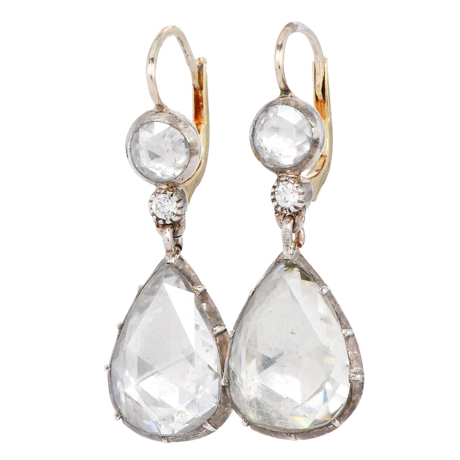 Inspirados en la elegancia de la época georgiana, estos pendientes colgantes de lágrima vintage son atemporales. Cada pendiente lleva un impresionante diamante talla rosa en forma de pera de 14x10 mm, de aproximadamente 3,50 quilates, engastado en