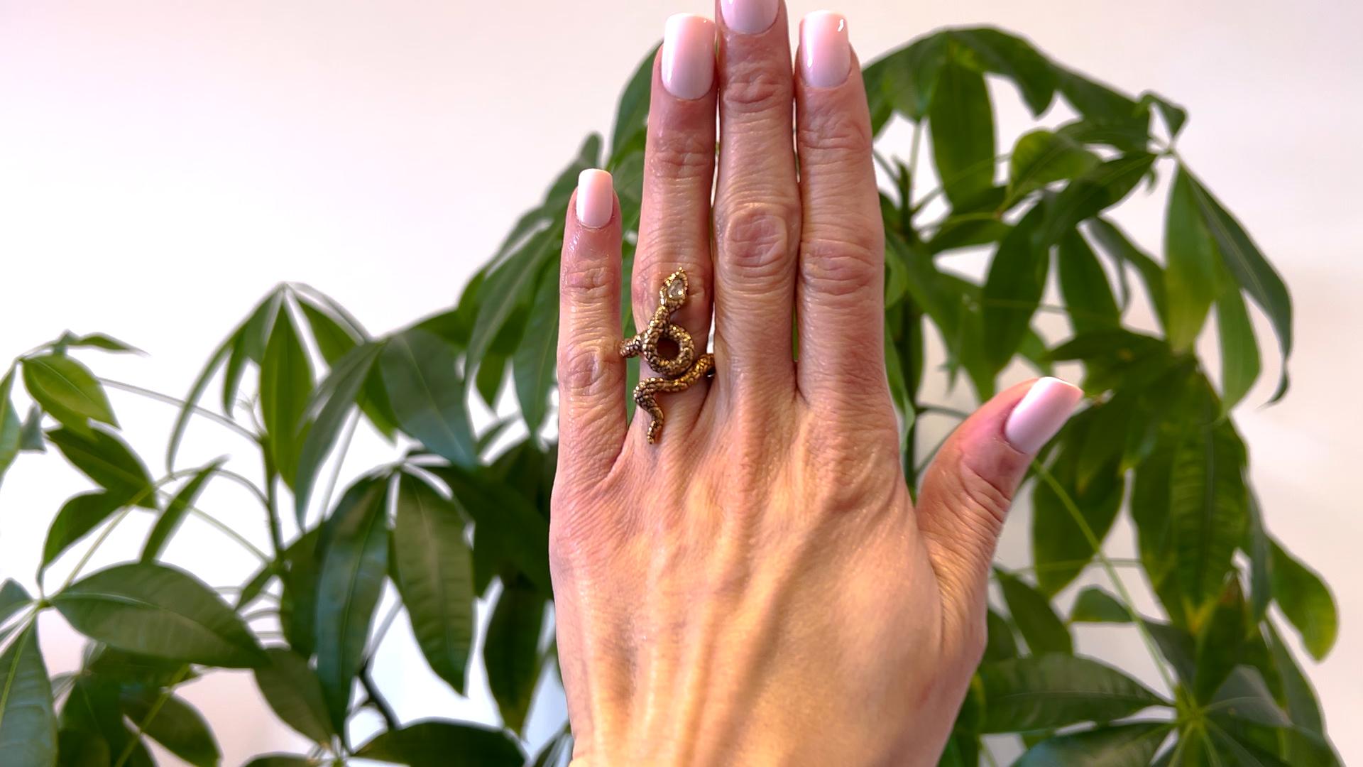 Ein Vintage Rose Cut Diamant und Rubin 18k Gelbgold Snake Ring. Mit einem Diamanten im Rosenschliff mit einem Gewicht von etwa 0,20 Karat, Farbe J, Reinheit I1. Akzentuiert durch zwei Rubine im Cabochon-Schliff mit einem Gesamtgewicht von etwa 0,05