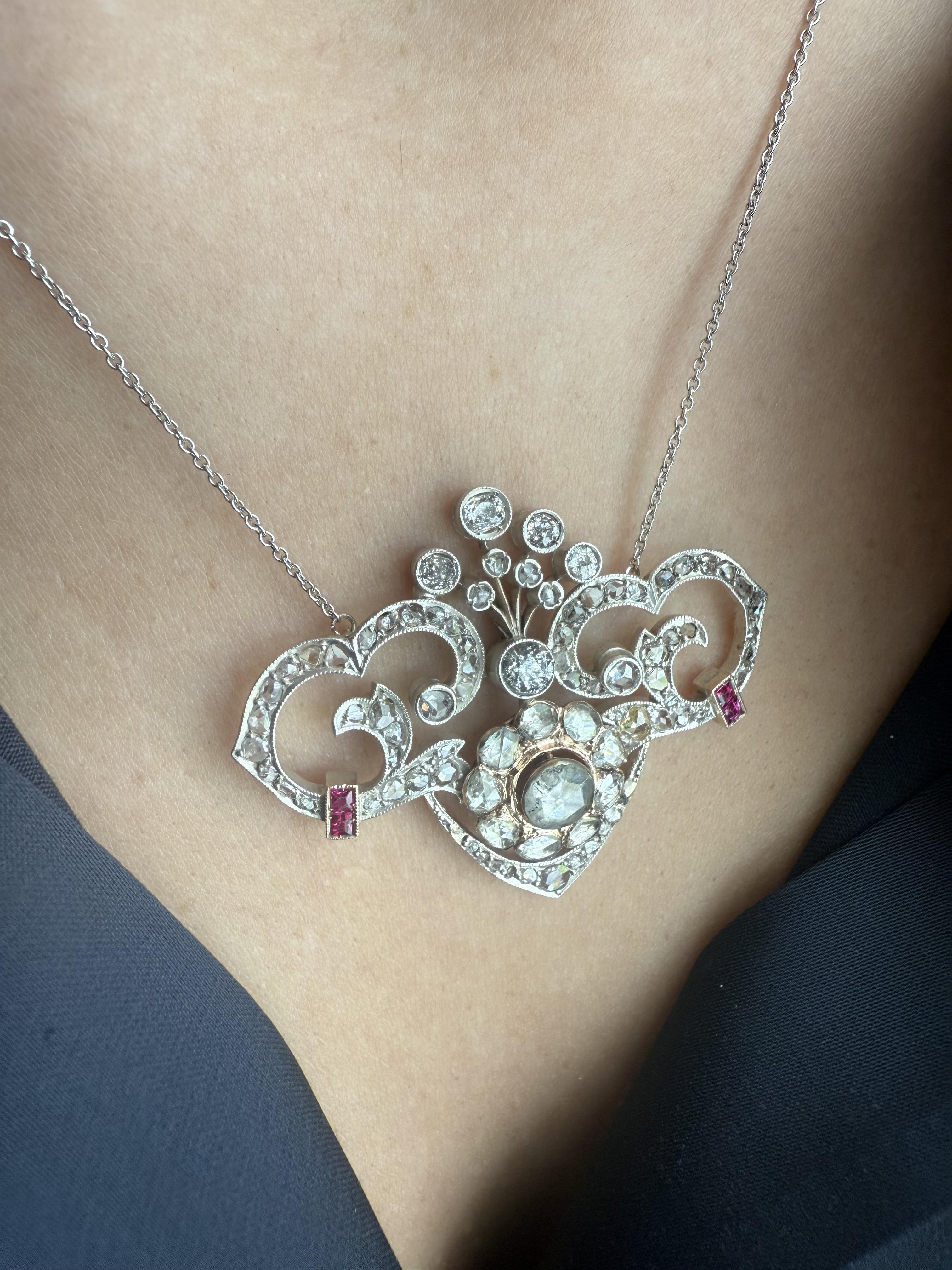 Wir lieben es, Vintage-Broschen in etwas anderes zu verwandeln!
Diese Schönheit ist jetzt wieder toll zu lieben und zu tragen!!

Halskette Details
MATERIAL: 14K Weiß & Rose Gold
Kettenlänge: 16 Zoll
Breite des Anhängers: 2 Zoll
Höhe des Anhängers: 1