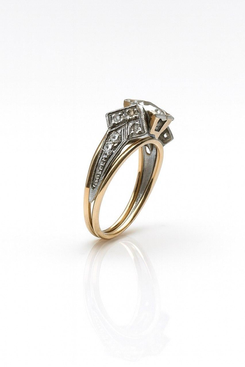 Erhöhen Sie Ihren Stil mit diesem Vintage-Diamantring im Rosenschliff, der eine perfekte Mischung aus zeitloser Eleganz und moderner Raffinesse darstellt. Dieser Ring aus luxuriösem Gelbgold mit einer kontrastierenden Fassung aus Weißgold zeichnet