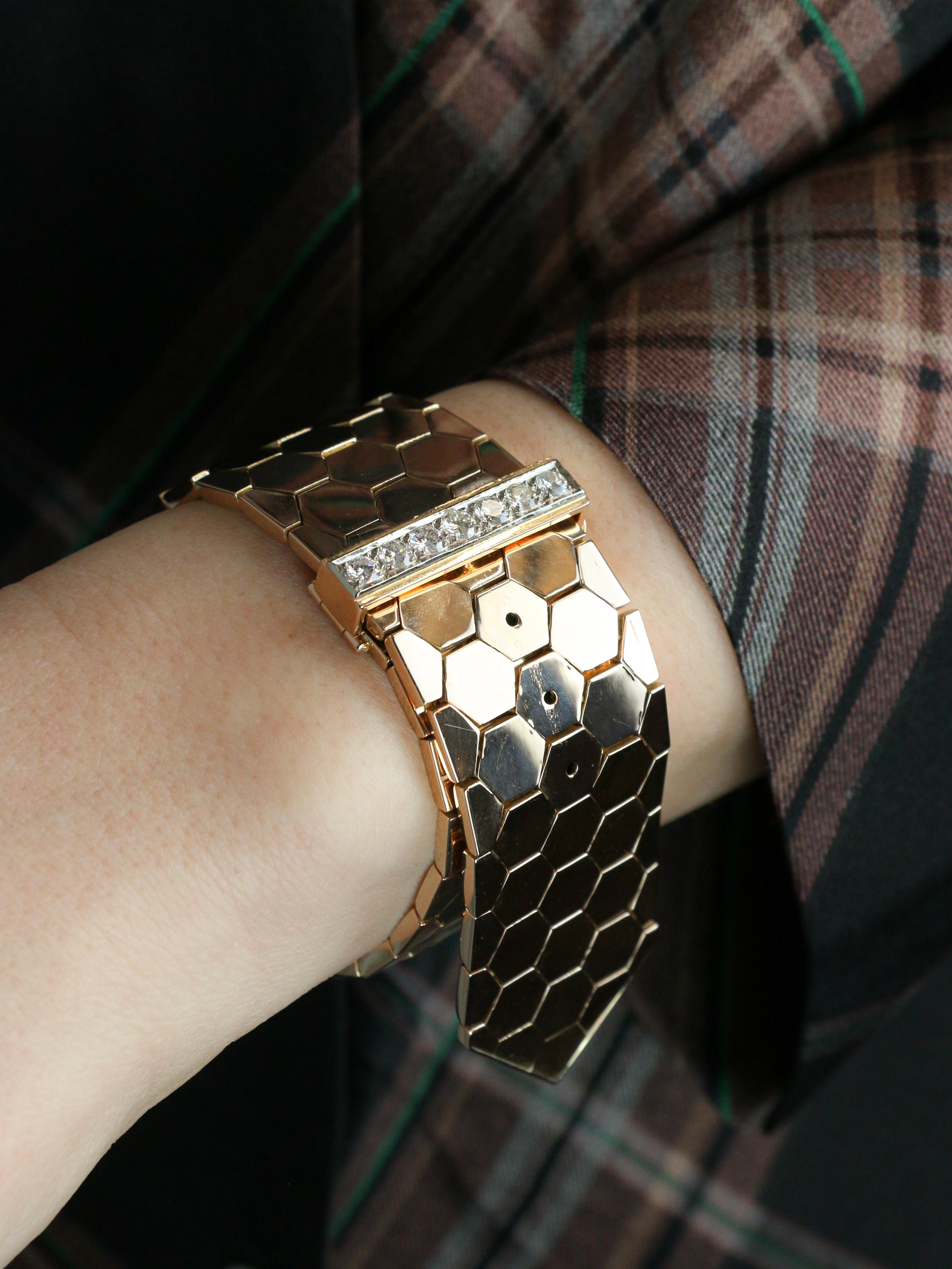 Brazalete de cinturón de oro rosa de 18 quilates (750°/°) con grandes eslabones de nido de abeja. La hebilla está engastada con 7 diamantes talla brillante de aproximadamente 0,2 quilates cada uno, de calidad H VS a SI, para un peso total de
