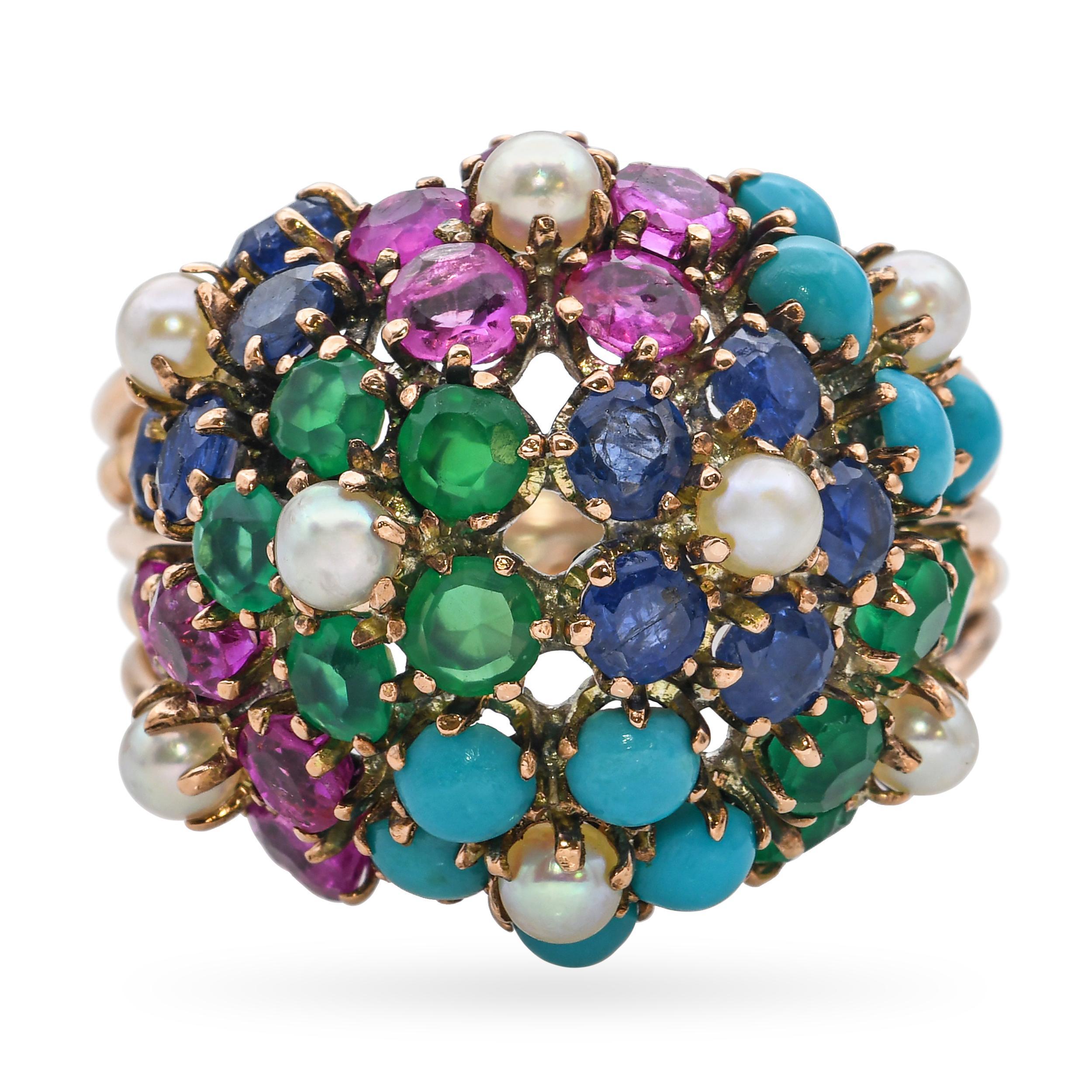 Cette bague de cocktail vibrante est fabriquée en or rose 13 carats et présente un éventail éblouissant de pierres précieuses multicolores disposées dans un design audacieux et accrocheur. Les pierres aux teintes riches - allant des pourpres