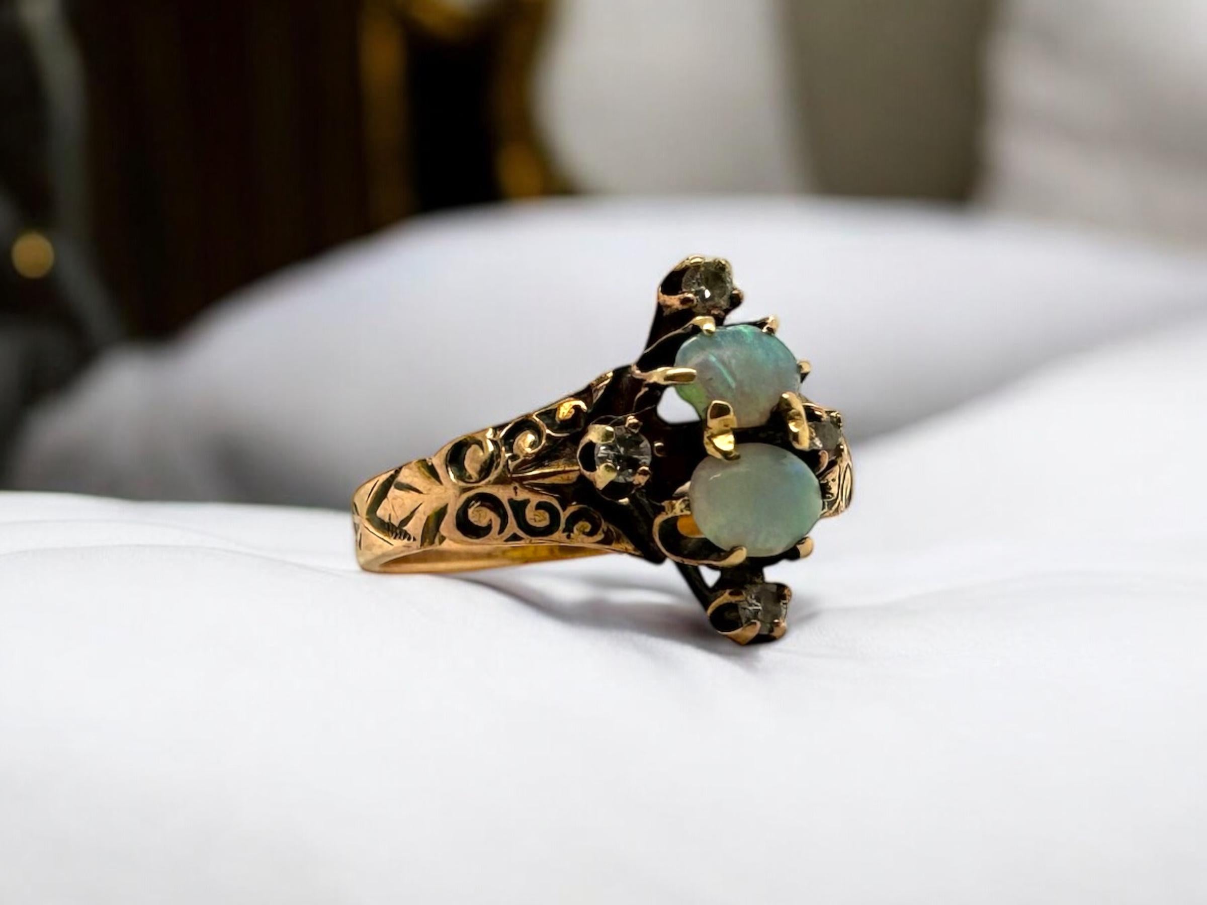 ¡Nos encanta esta delicada belleza vintage!

Detalles del anillo
Material: Oro rosa de 10 quilates
Época: Victoriana 1840 - 1900
Longitud de la cabeza: 12,5 mm
Altura de la cabeza: 5,1 mm
Anchura de la caña: 2,5 mm
Peso: 2.1 gramos
Tamaño del dedo: