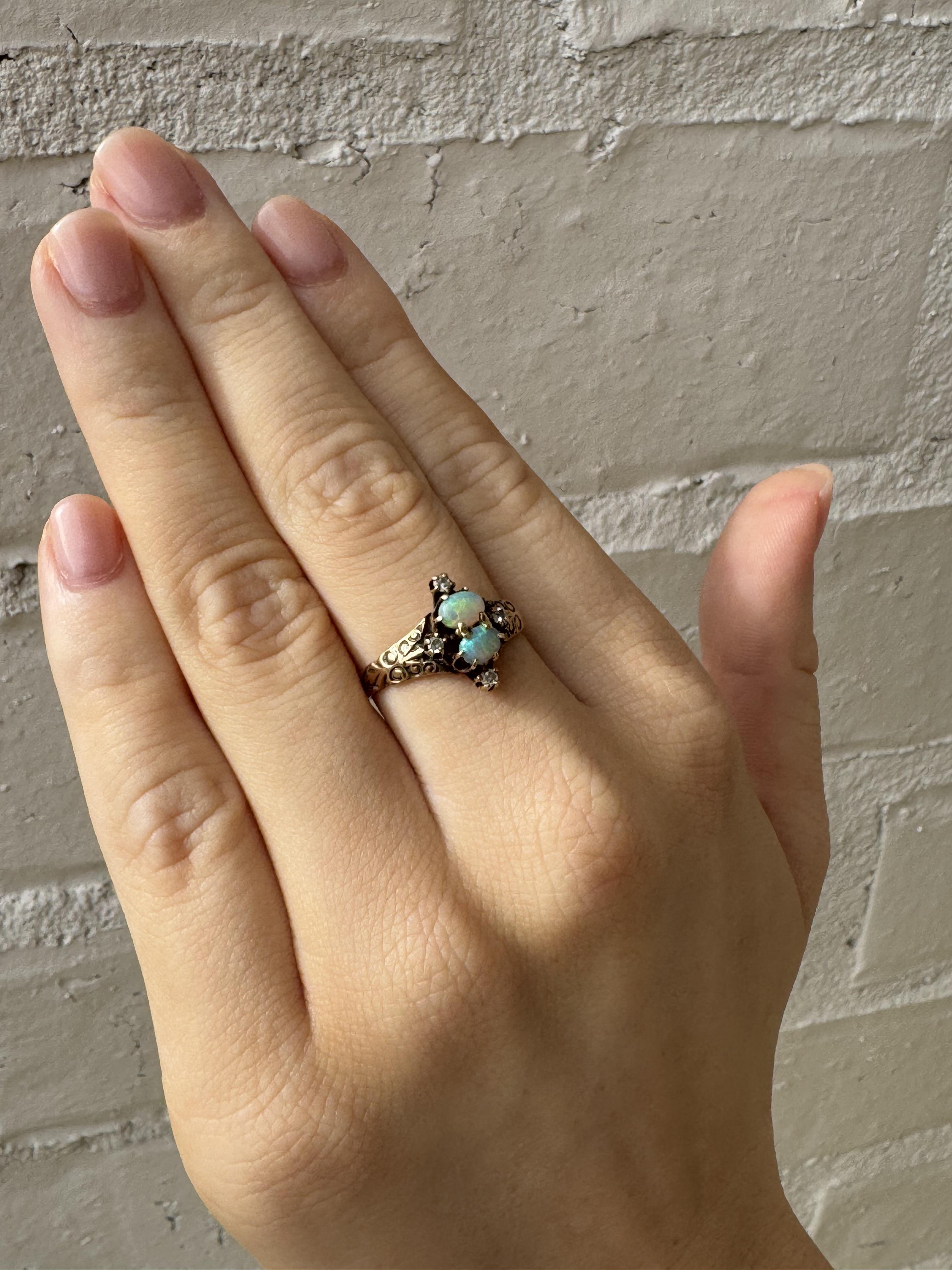 Anillo pequeño vintage de oro rosa con ópalo y diamantes Victoriano en venta