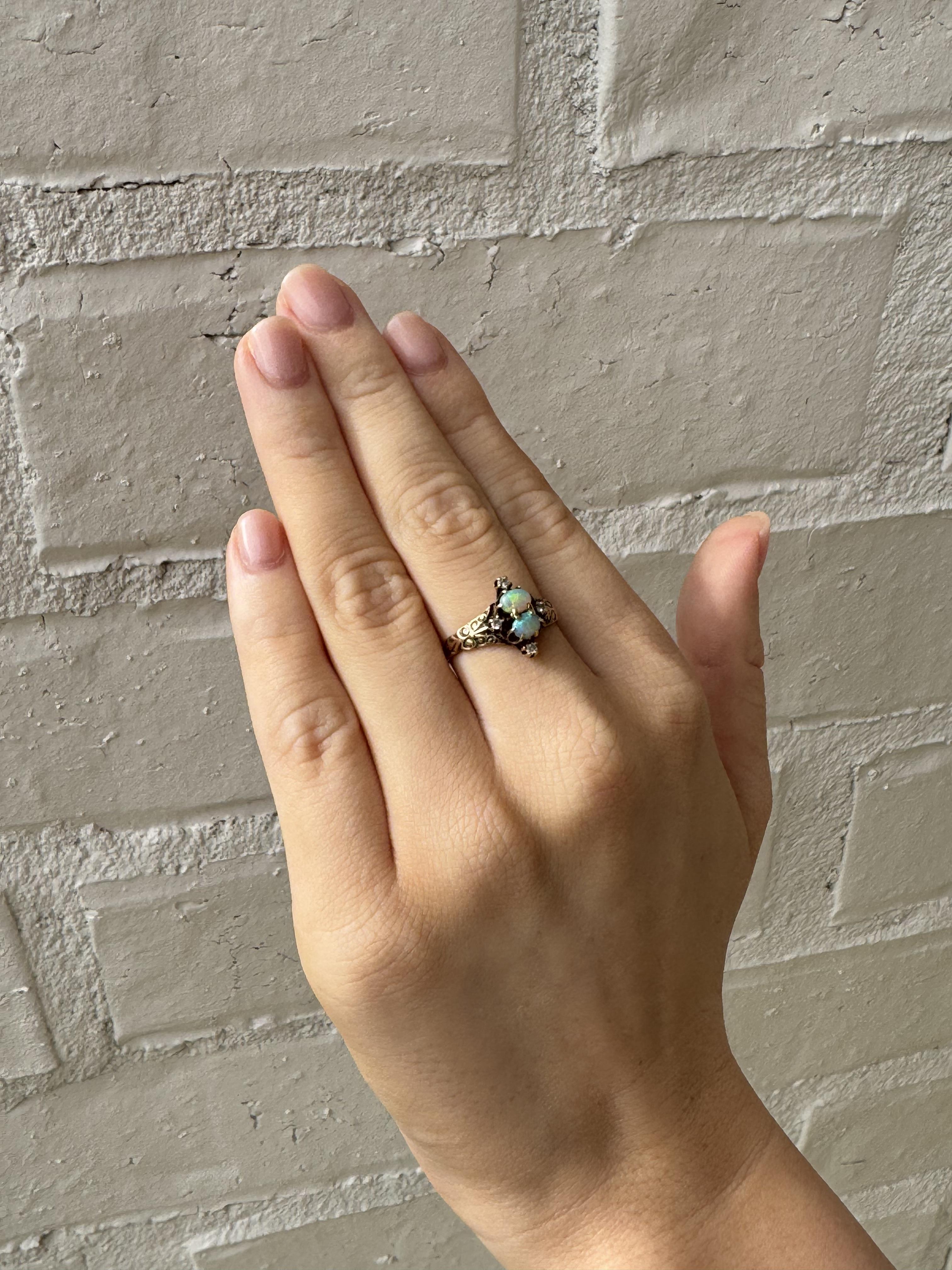 Anillo pequeño vintage de oro rosa con ópalo y diamantes Cabujón en venta