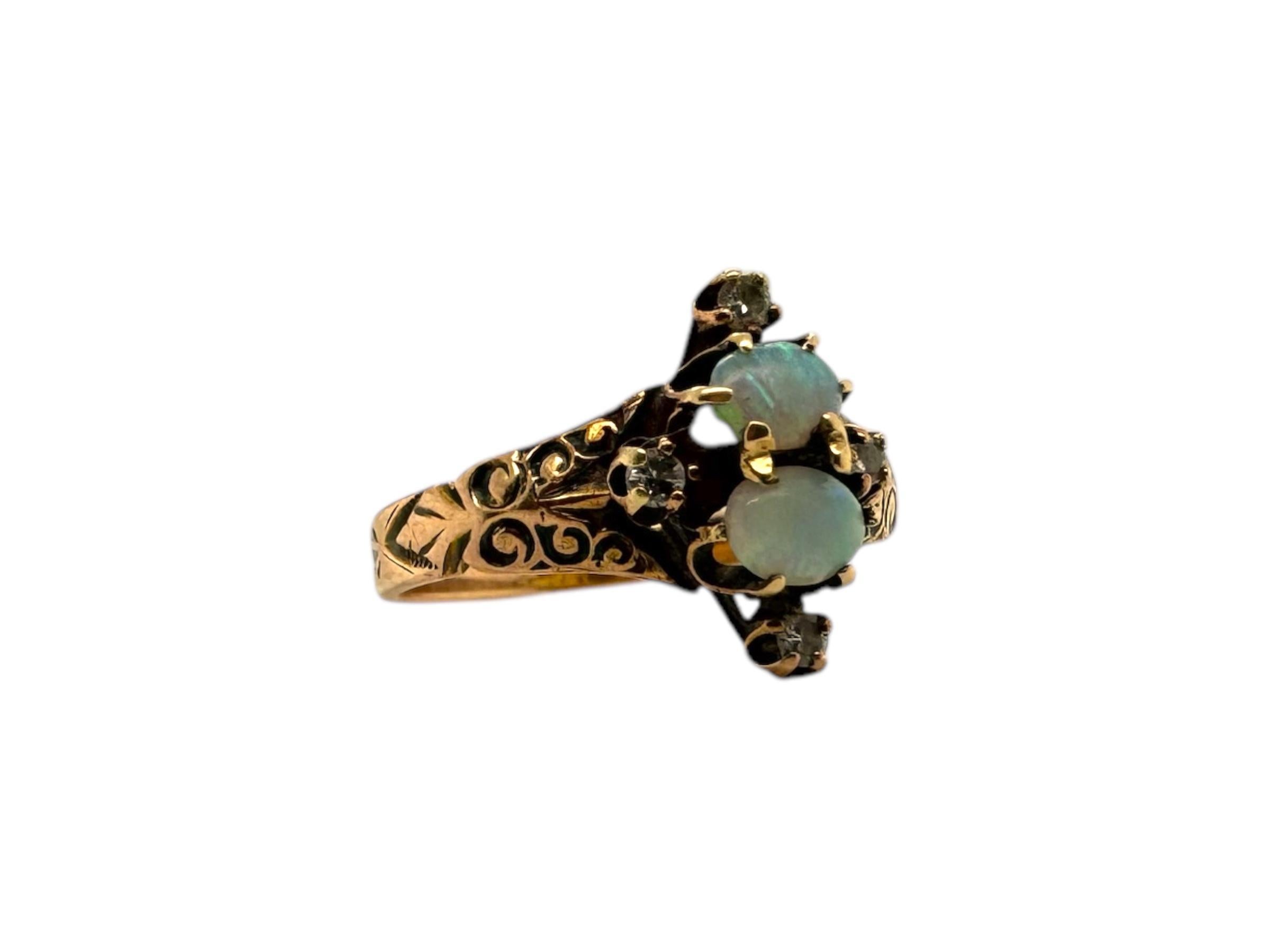 Anillo pequeño vintage de oro rosa con ópalo y diamantes en Bueno estado para la venta en Montgomery, AL