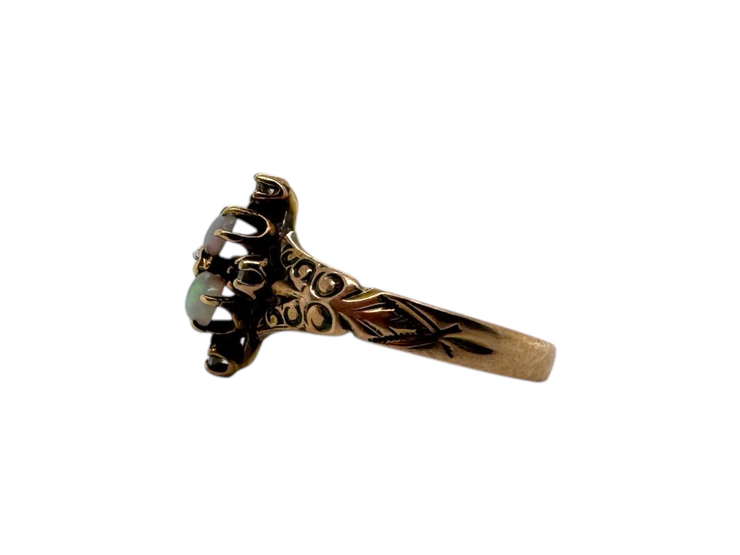 Anillo pequeño vintage de oro rosa con ópalo y diamantes en venta 1