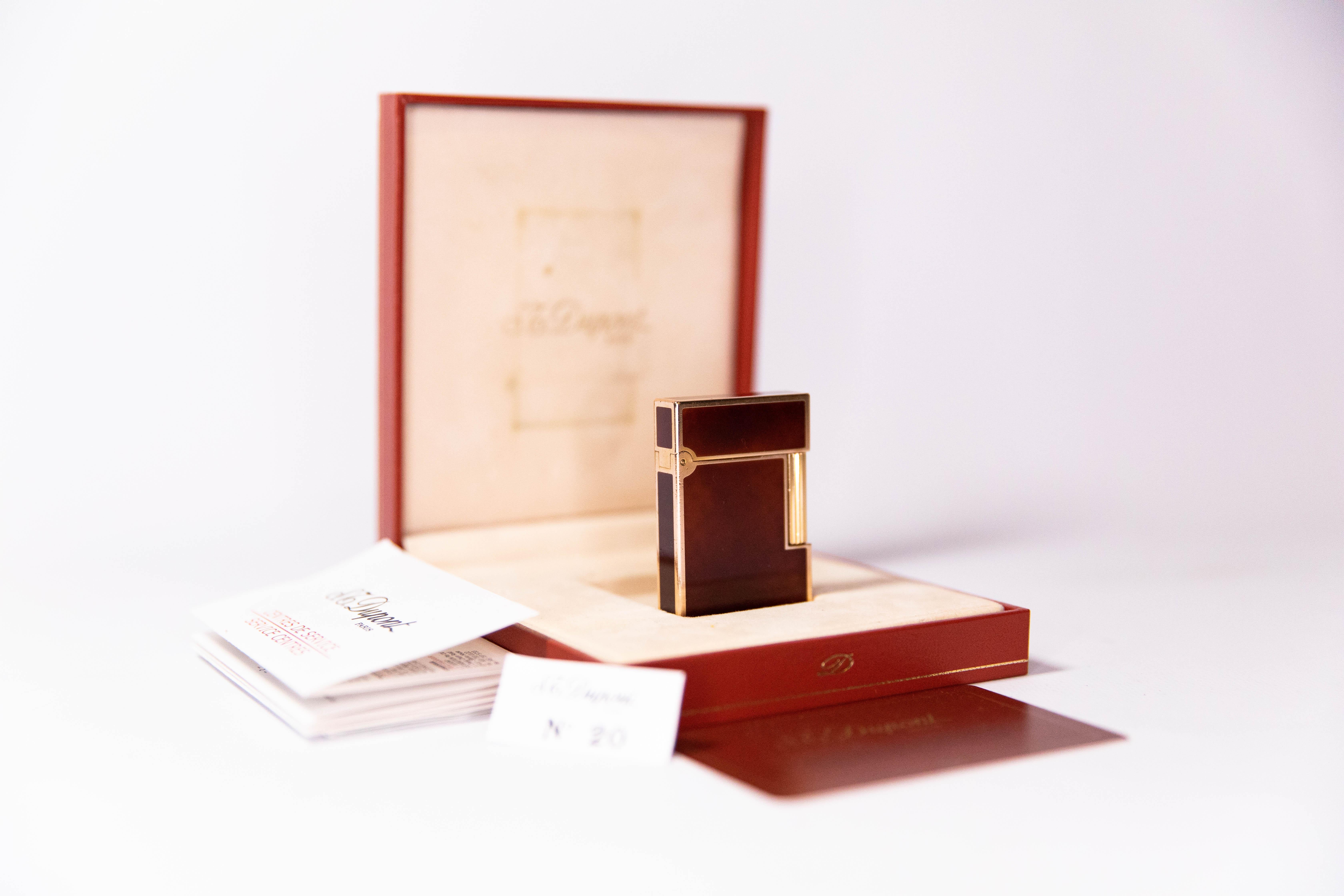 Vintage Authentic Rose Gold plated Linge 2 ST Dupont Lighter in Red Lacquer 1990s Full Set

The iconic S.T. Dupont name is known for quality, well-made cigarette lighters and other luxury implements. The company’s origin can be traced to Simon