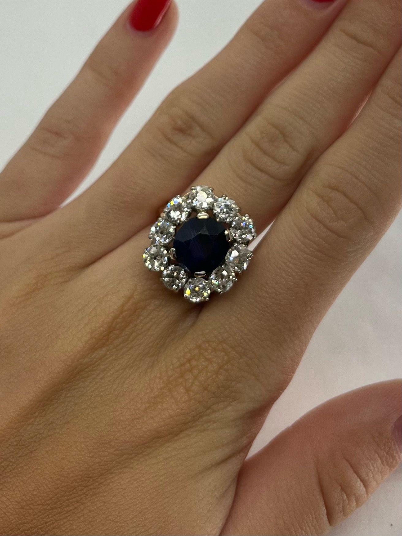 Este exquisito anillo vintage está elaborado en oro rosa de 18 quilates (750/1000) y presenta un impresionante zafiro natural de aproximadamente 3 quilates. El zafiro muestra una hermosa tonalidad azul aterciopelada, llena de profundidad y