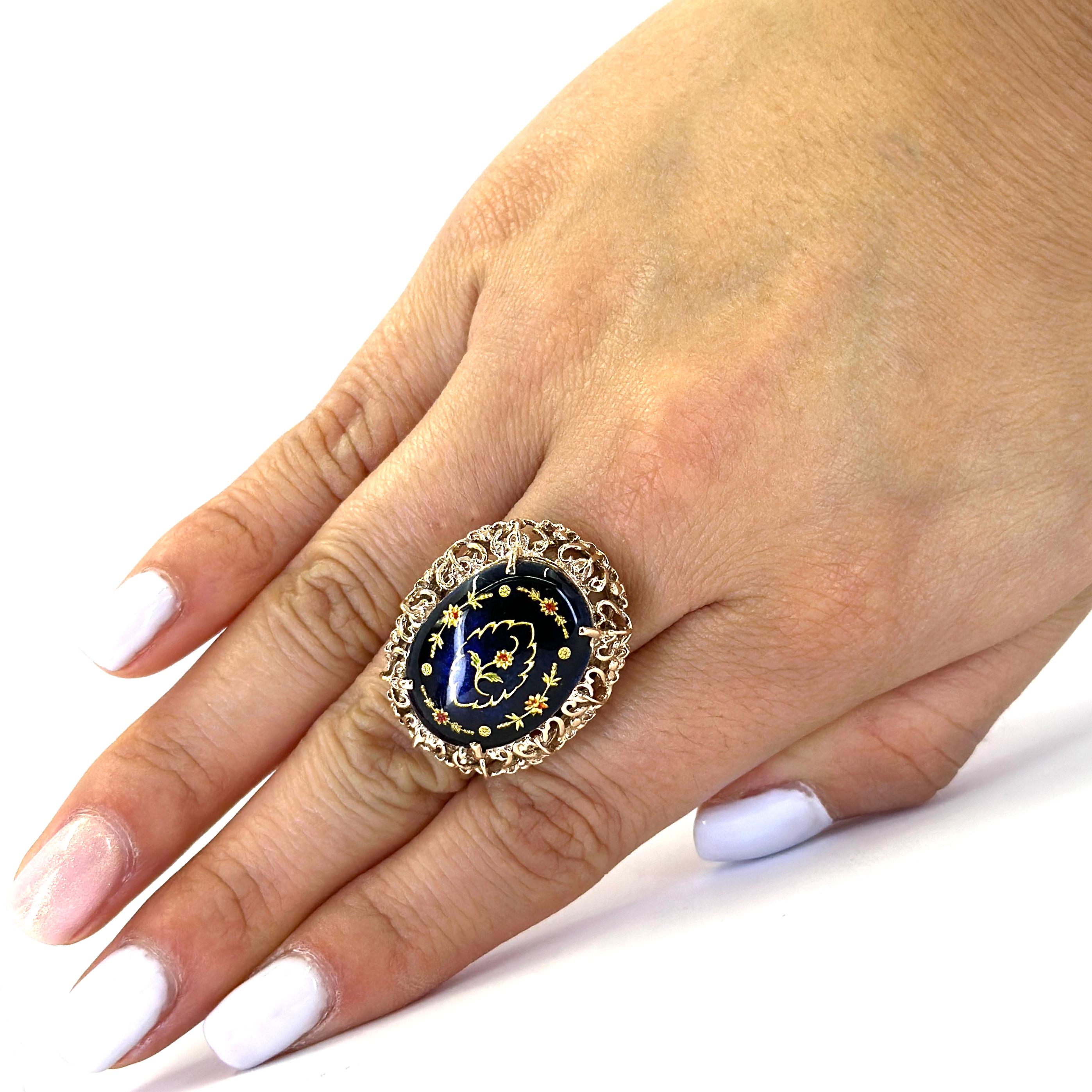 Bague en or rose 14 carats avec un centre en verre ovale de 22 mm x 16 mm, orné de fleurs et d'un motif ajouré. Taille de doigt 6. Comprend un service de dimensionnement avant l'expédition sur demande. Le poids fini est de 8,7 grammes.