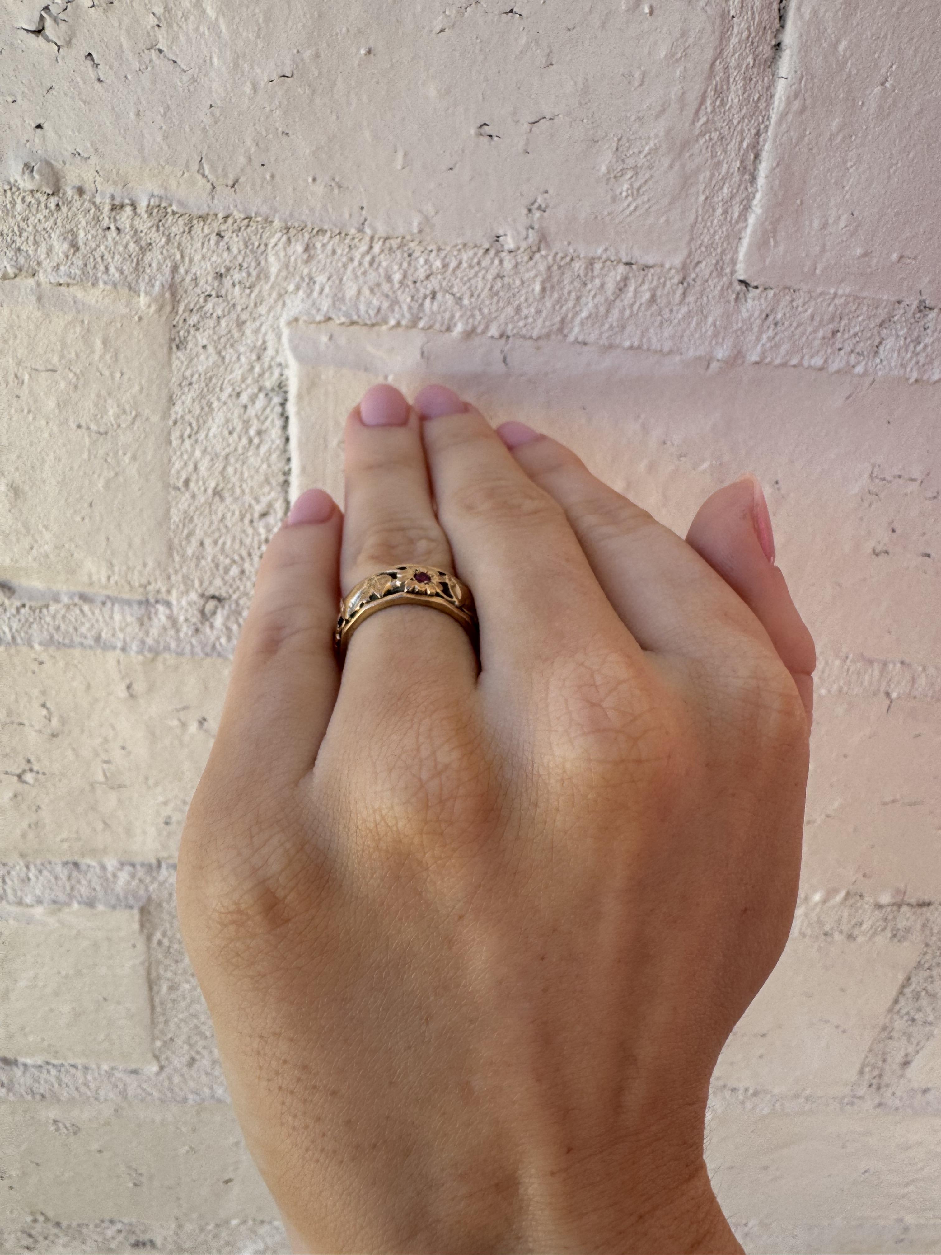Vintage Rose Gold Ruby Eternity Band Bells & Flowers Size 5 In Good Condition For Sale In Montgomery, AL