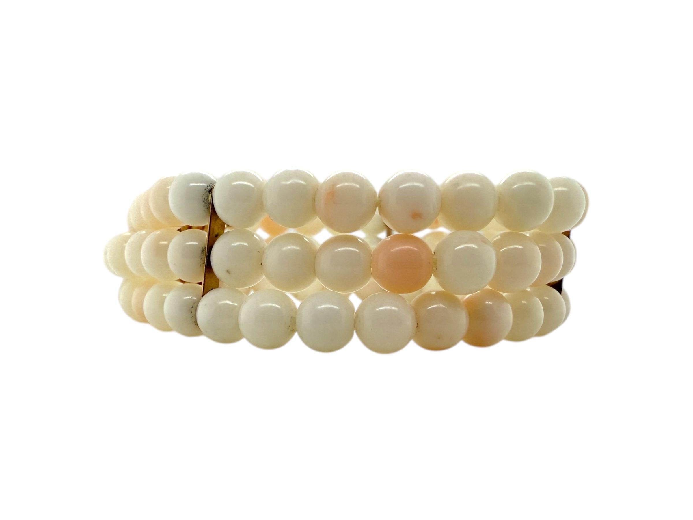 Bracciale d'epoca in oro rosa a tre fili di corallo pelle d'angelo in vendita 4