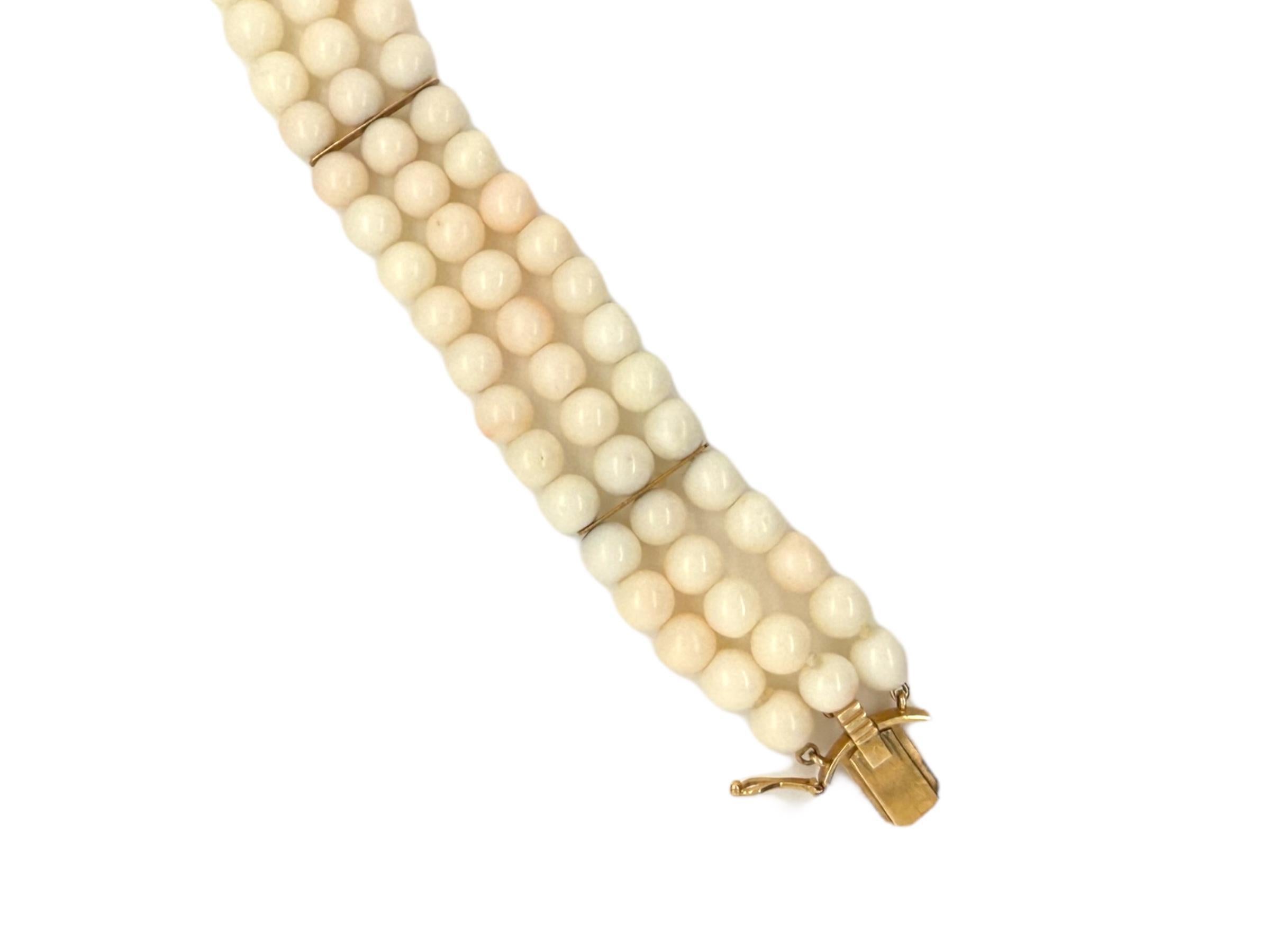Bracciale d'epoca in oro rosa a tre fili di corallo pelle d'angelo in vendita 5