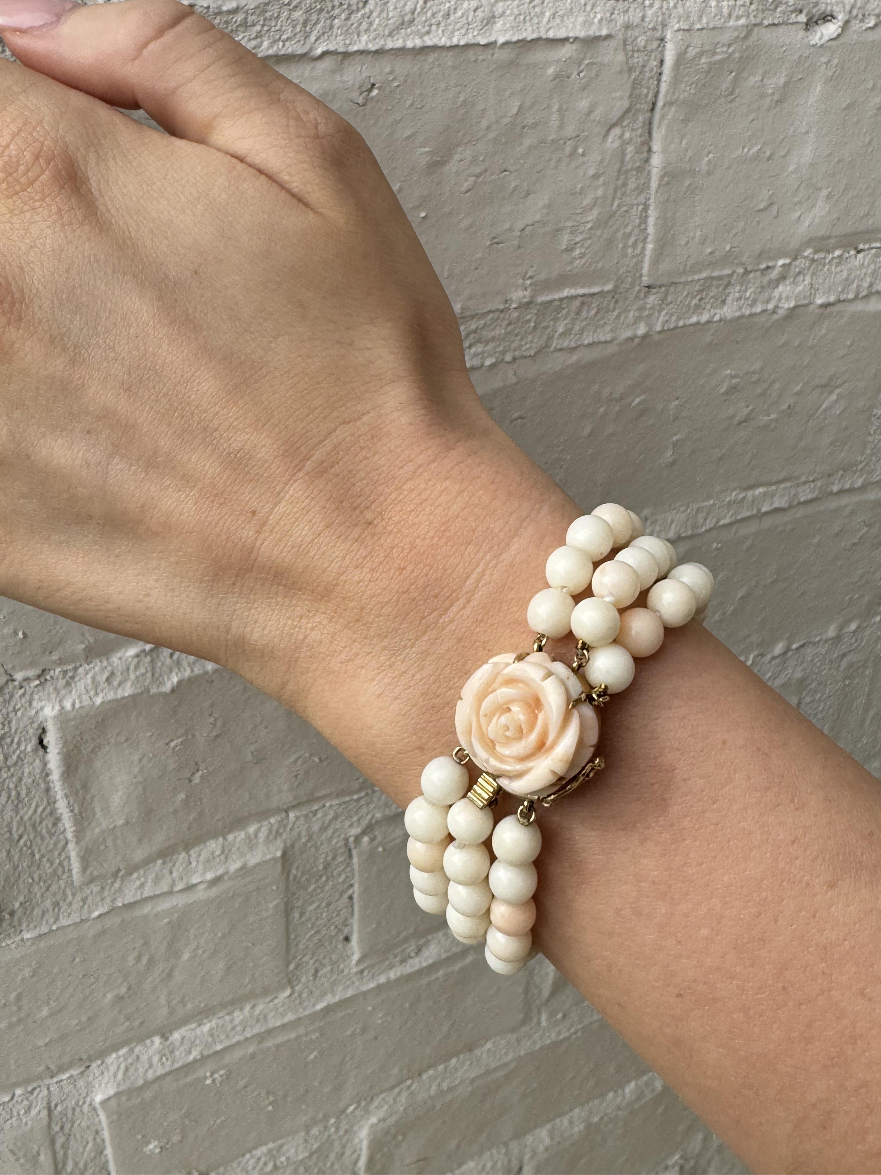 Perlina Bracciale d'epoca in oro rosa a tre fili di corallo pelle d'angelo in vendita