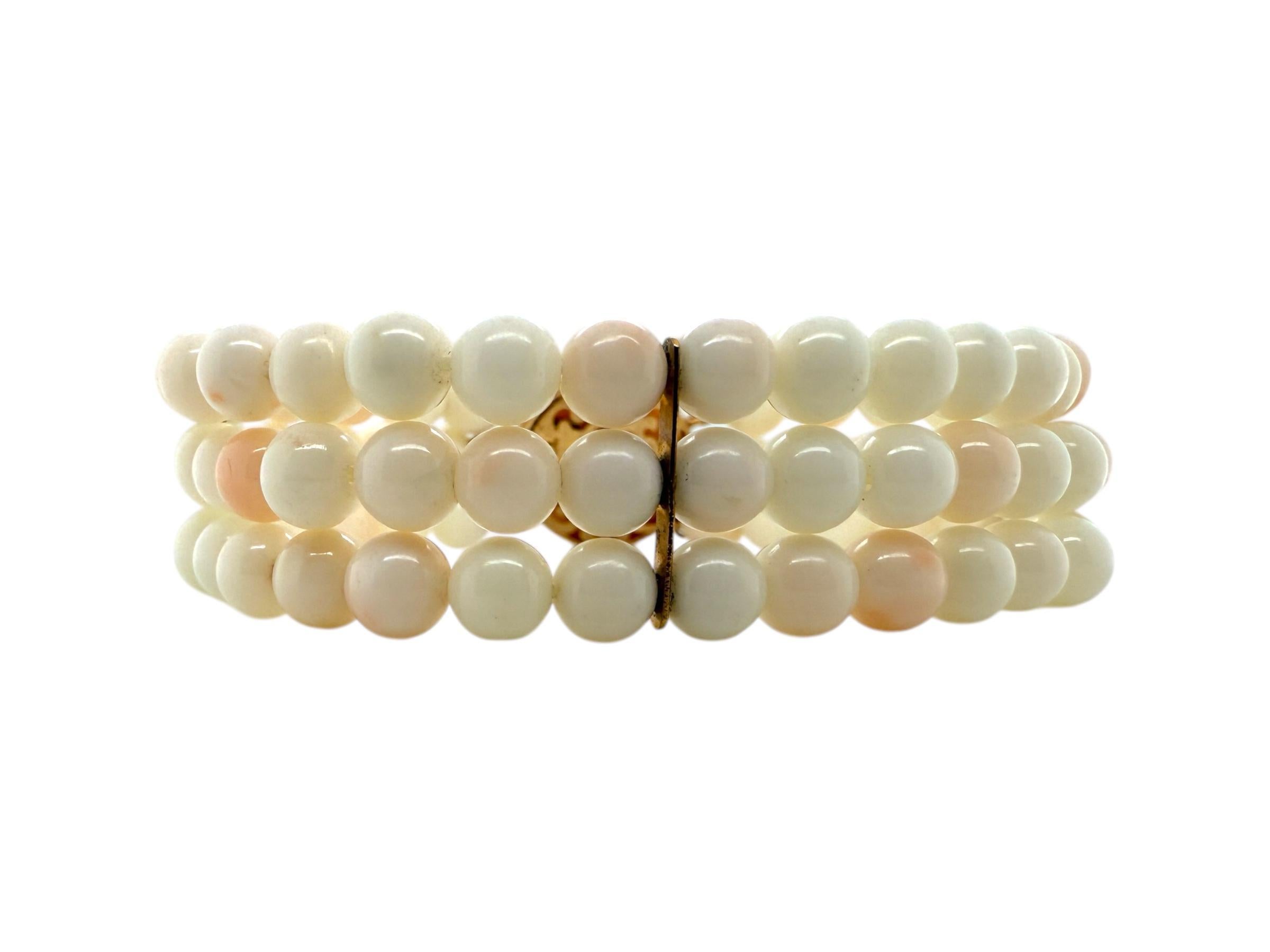 Bracciale d'epoca in oro rosa a tre fili di corallo pelle d'angelo in vendita 3