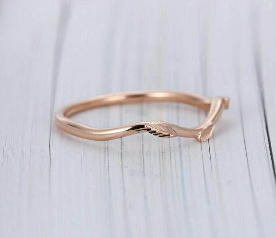 Vintage Rose Gold Wedding Band Simple Unique Leaf Dainty Curved Art Deco Ring  In New Condition For Sale In Chicago, IL