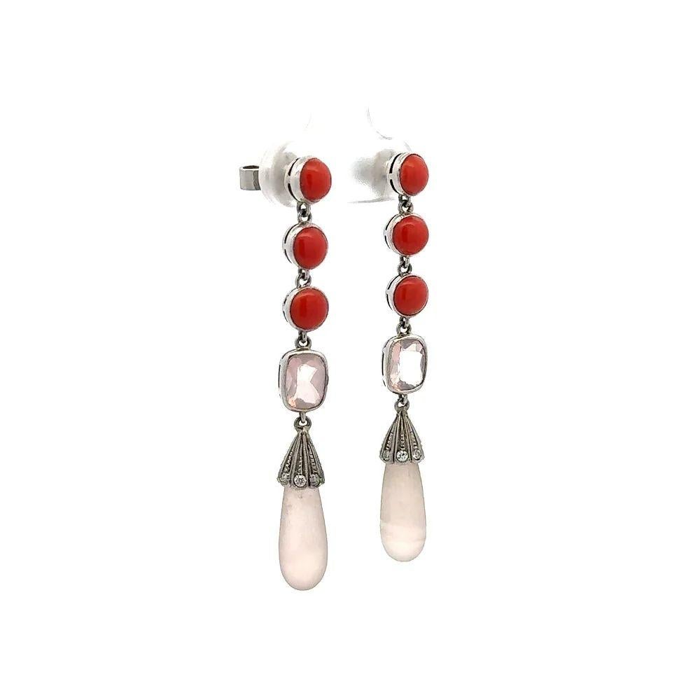Semplicemente bello! Orecchini a goccia in platino con quarzo rosa vintage e corallo rosso intenso, eleganti e finemente dettagliati. Ogni orecchino presenta una goccia di quarzo rosa incastonata a mano, del peso di circa 10,05tcw per entrambi.